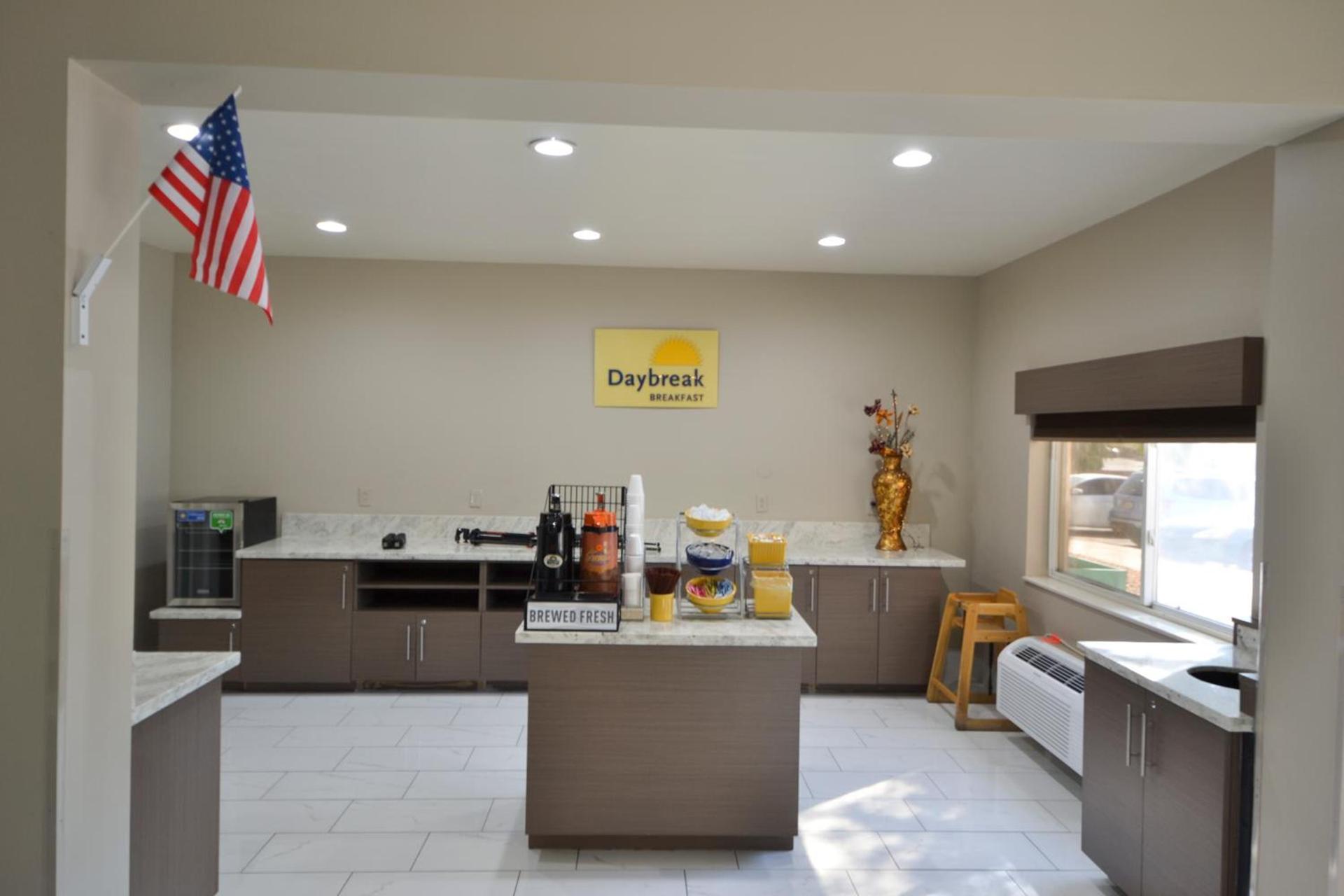 Days Inn & Suites by Wyndham Airport Albuquerque photo 13