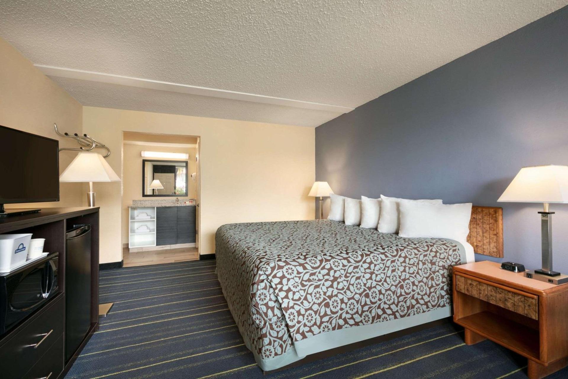Days Inn by Wyndham Clearwater/Central photo 8