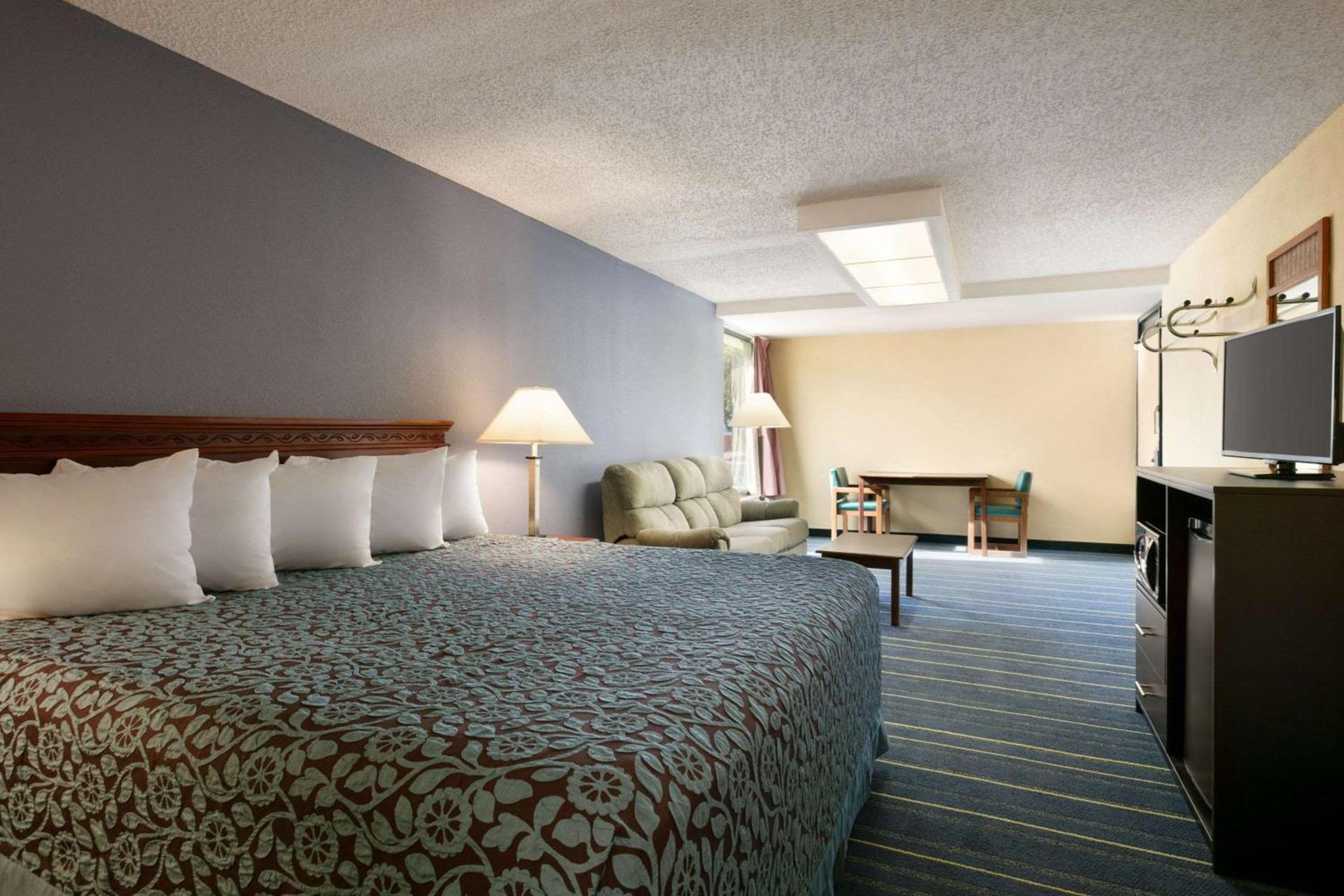 Days Inn by Wyndham Clearwater/Central photo 5