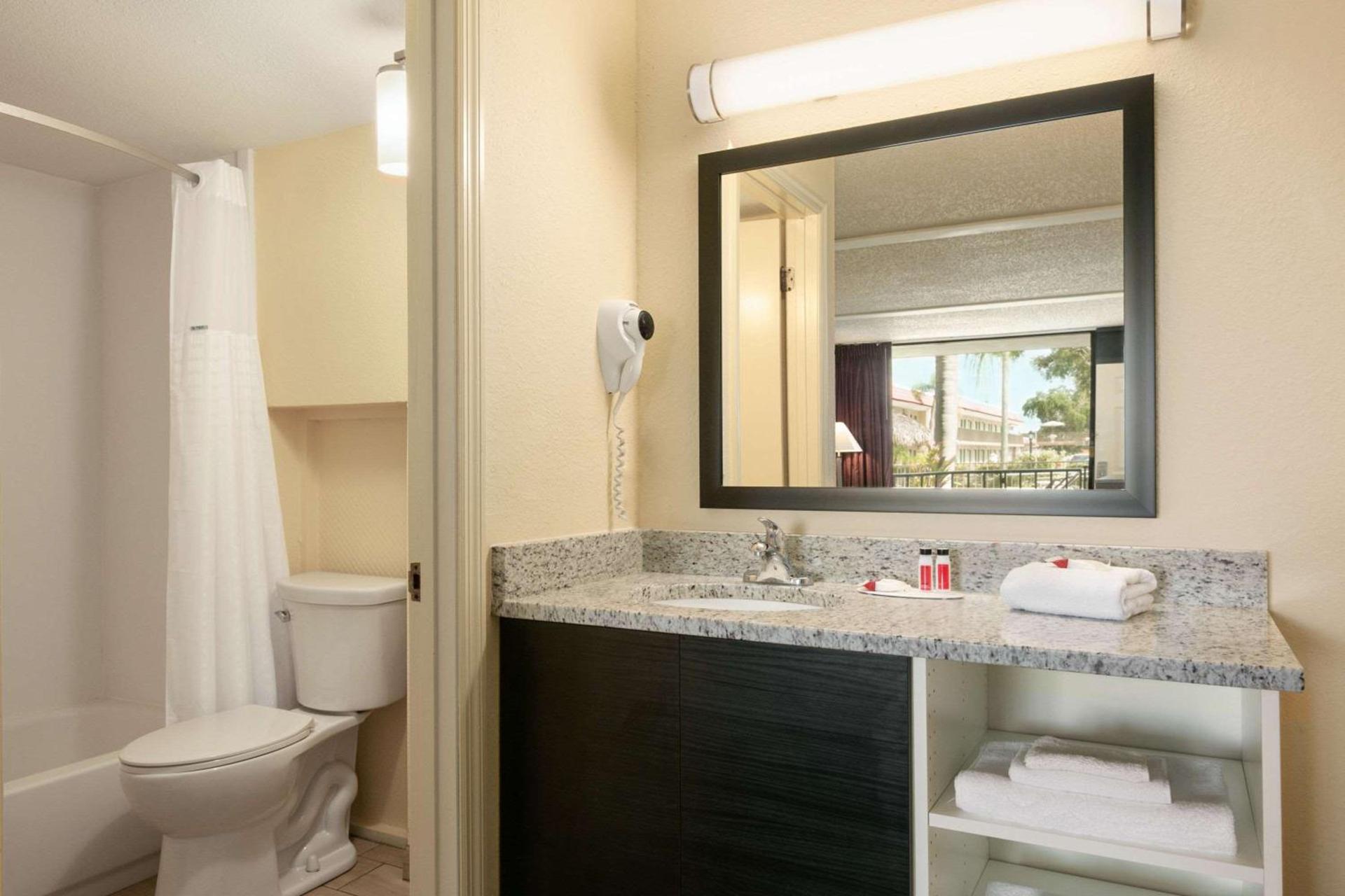 Days Inn by Wyndham Clearwater/Central photo 3