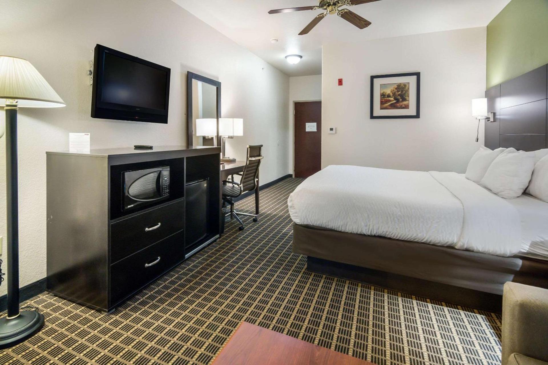 Clarion Inn & Suites Weatherford South photo 12