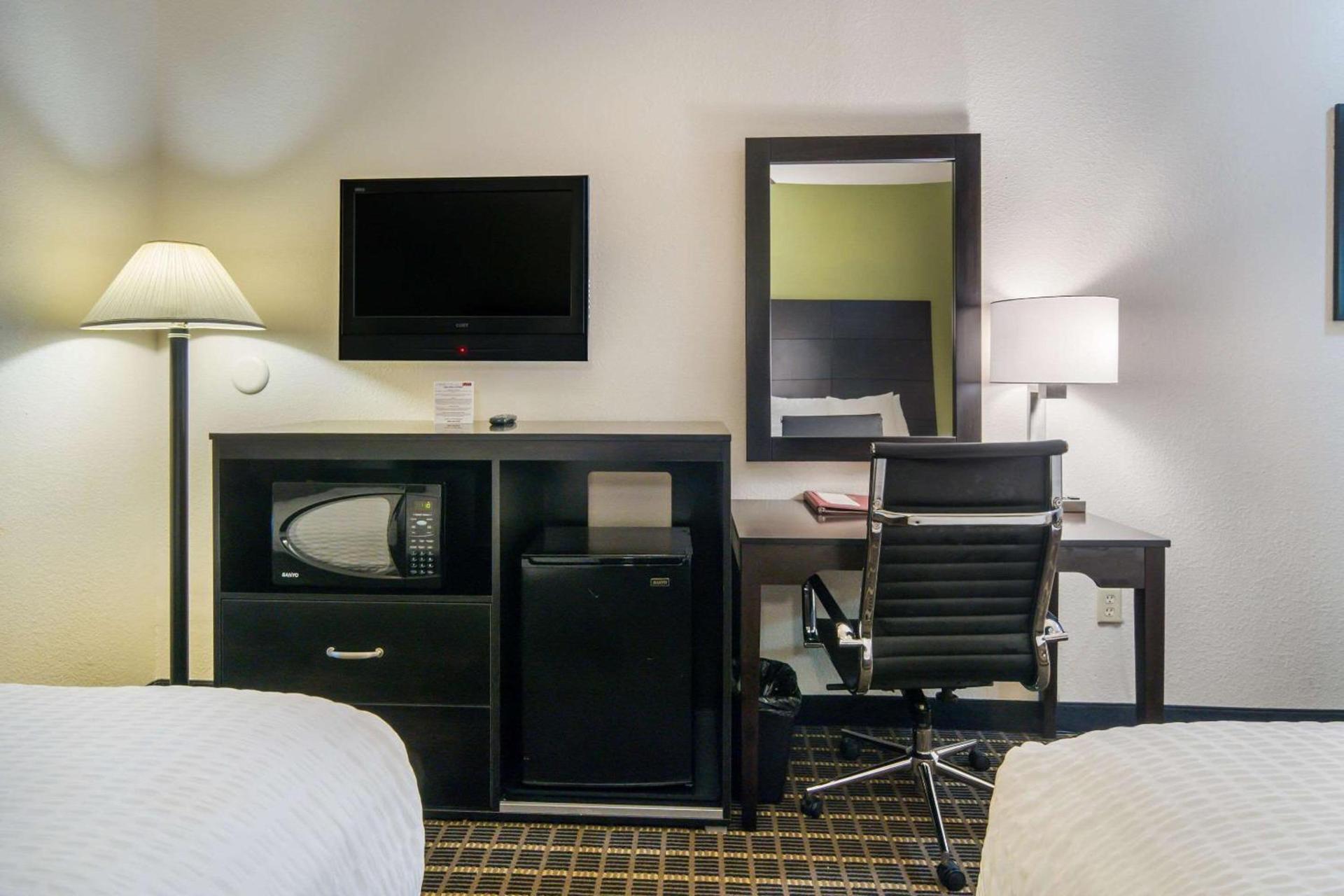 Clarion Inn & Suites Weatherford South photo 15
