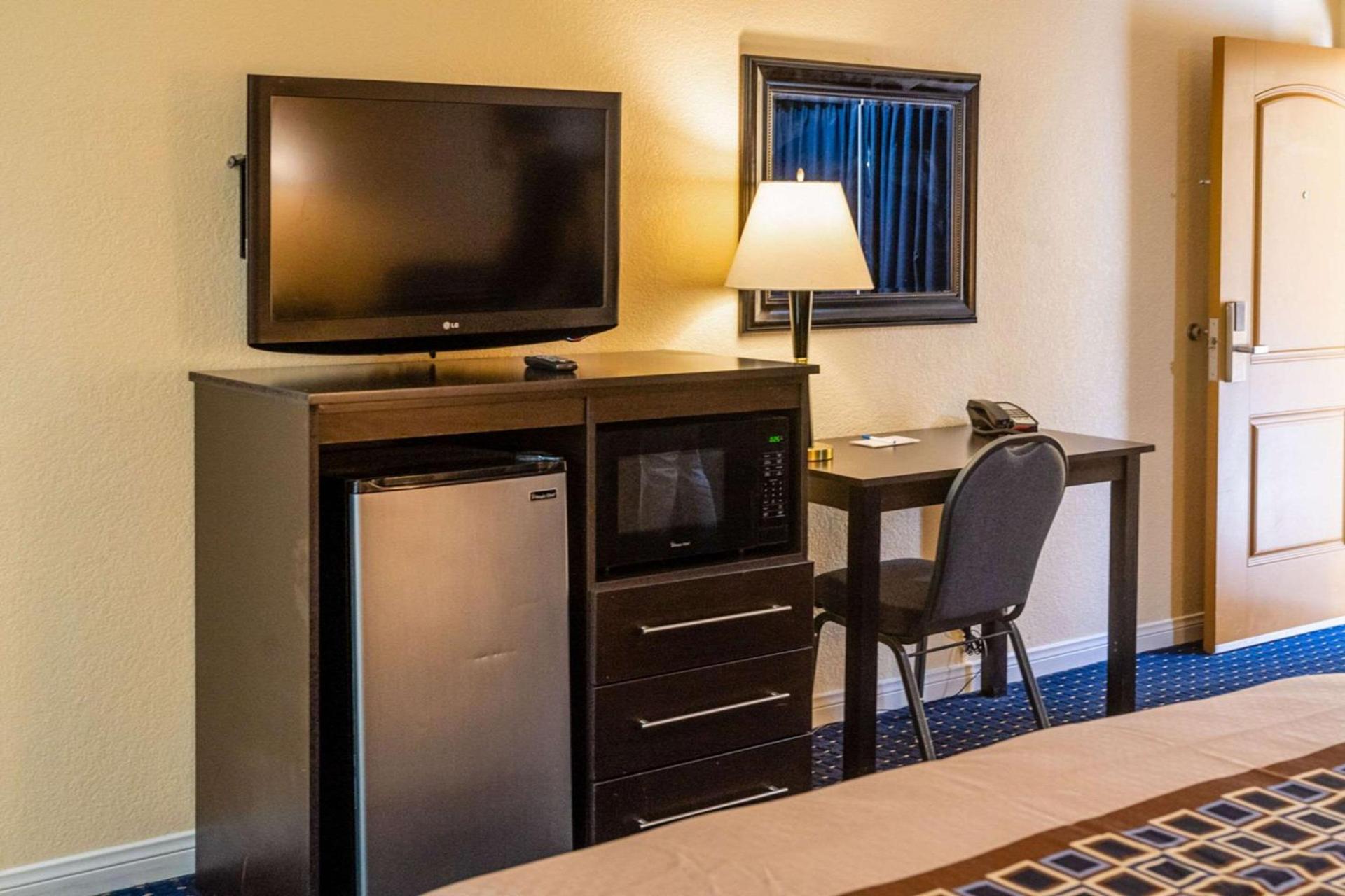 Rodeway Inn & Suites Colton-Riverside photo 10