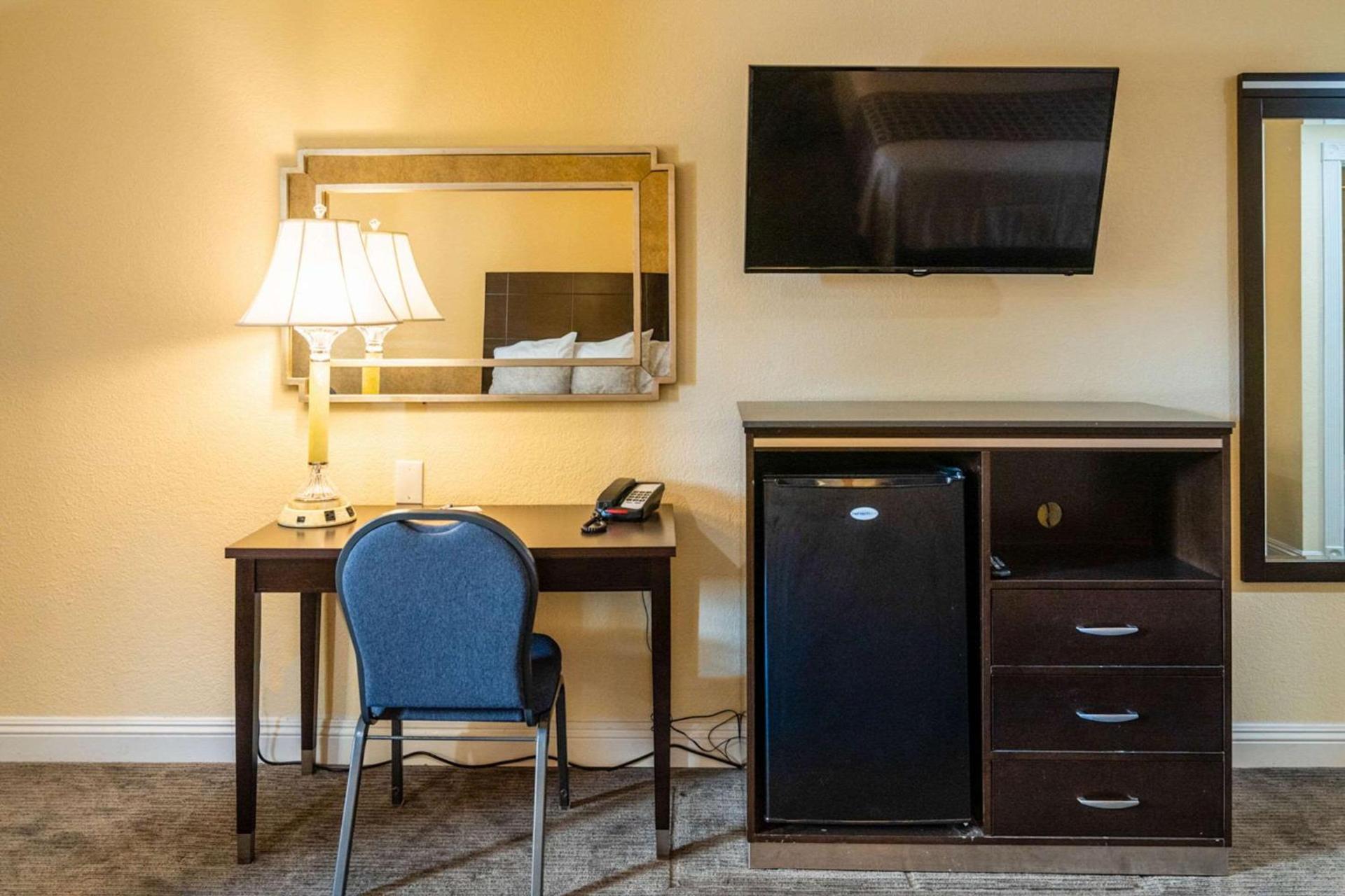 Rodeway Inn & Suites Colton-Riverside photo 12