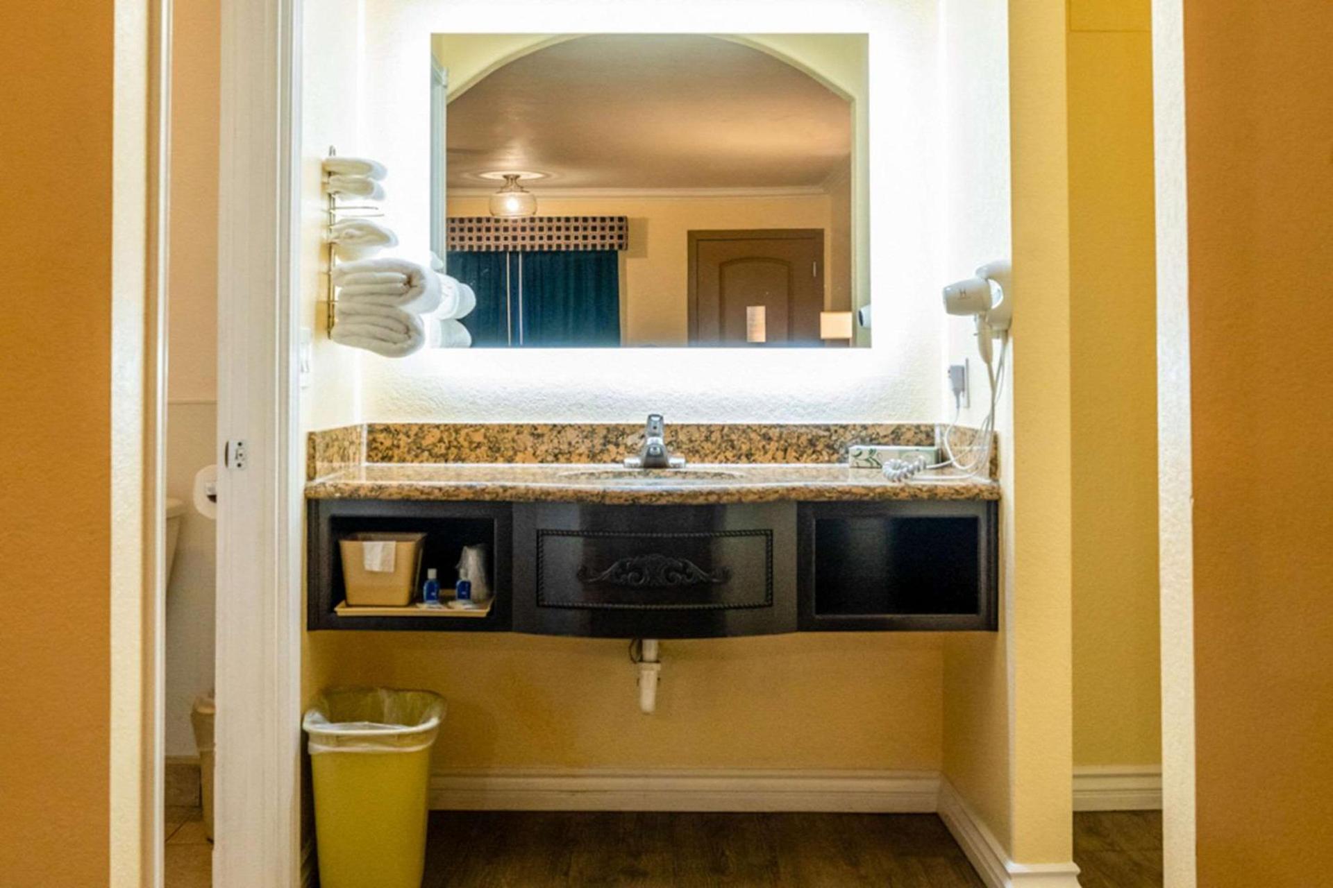 Rodeway Inn & Suites Colton-Riverside photo 15