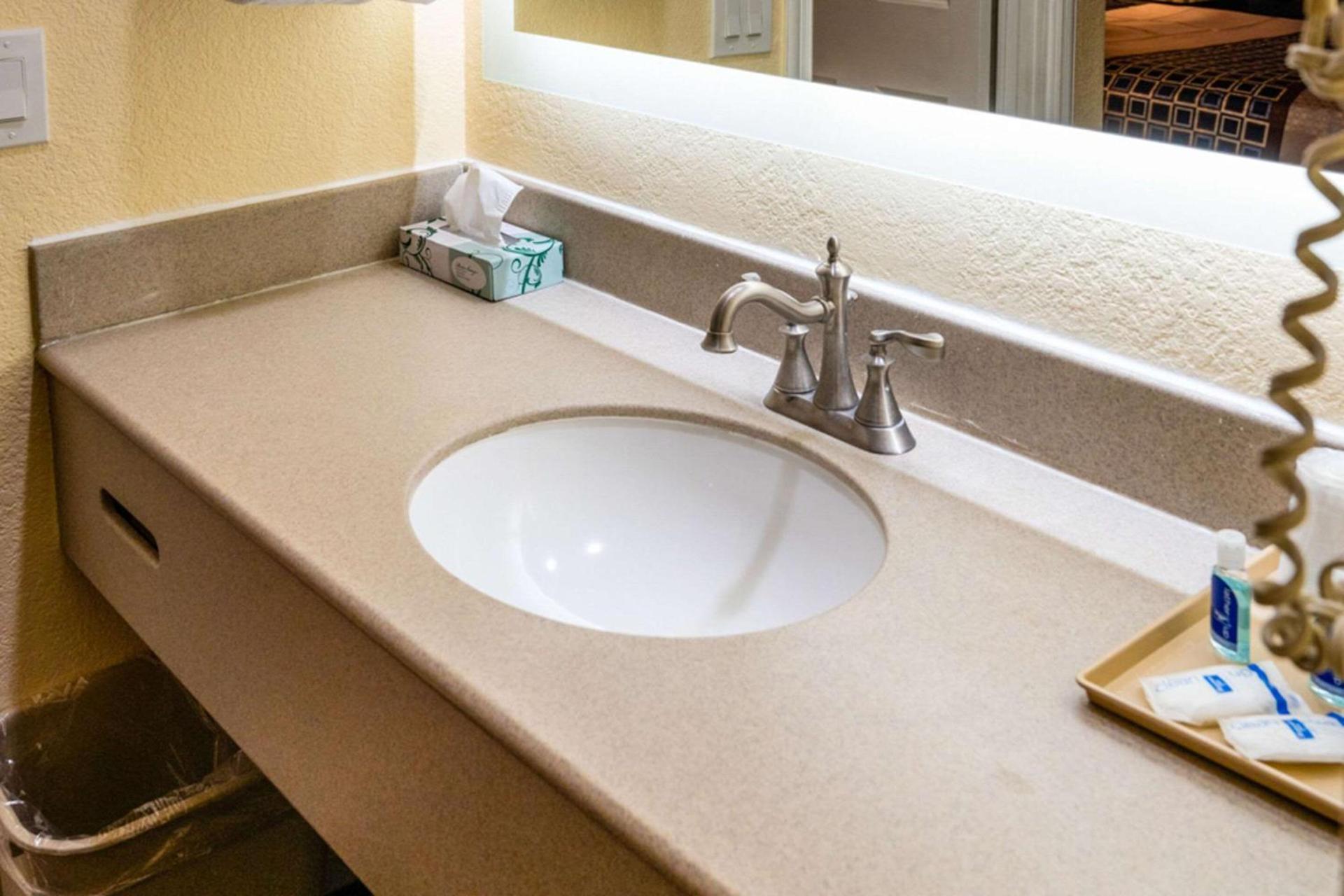 Rodeway Inn & Suites Colton-Riverside photo 14
