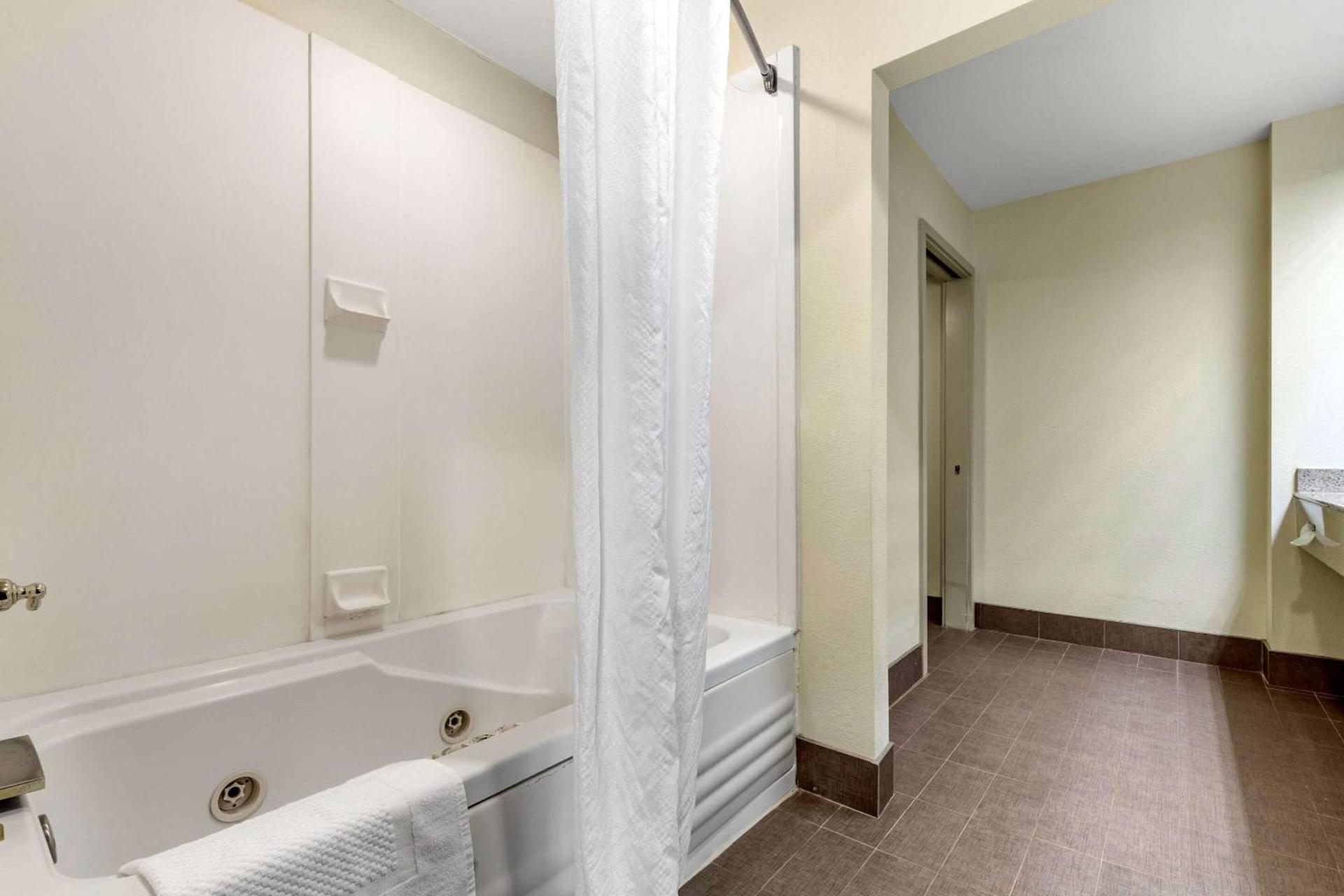 Sleep Inn Matthews-Charlotte photo 32