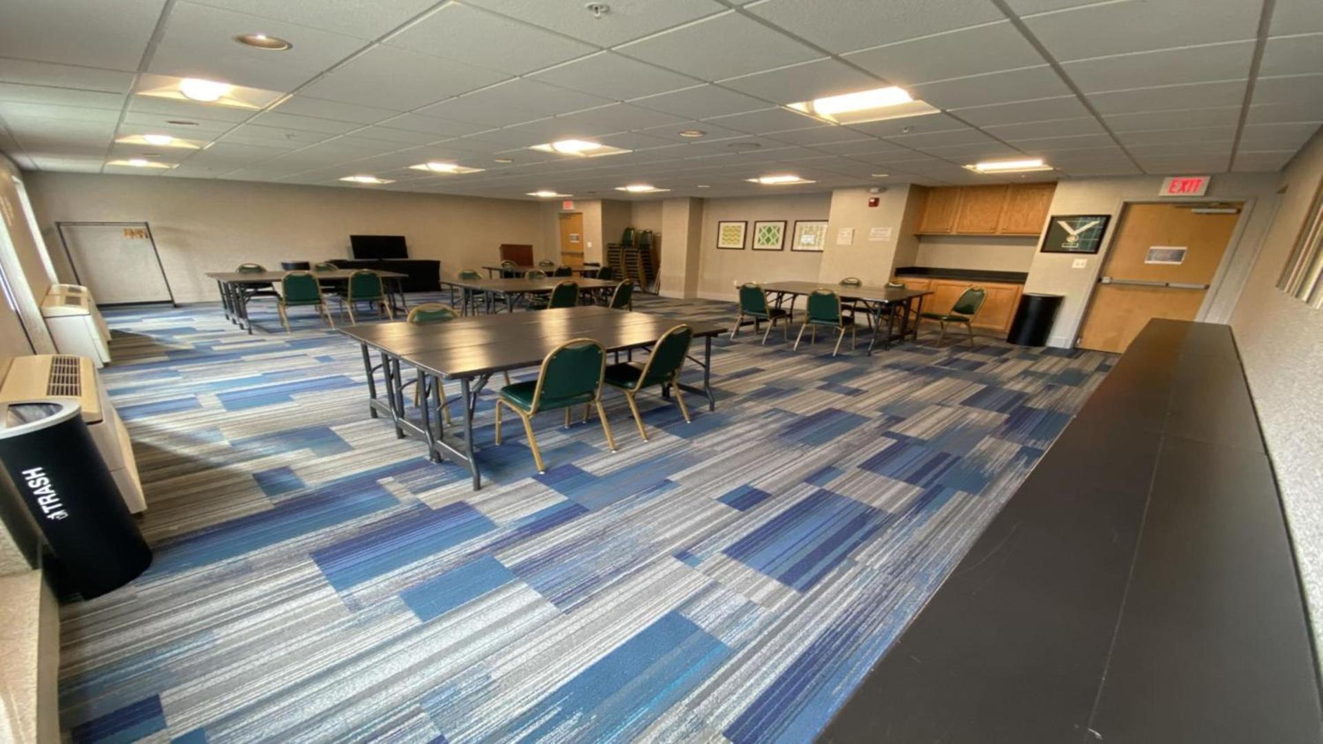 Holiday Inn Express Hotel & Suites Warrenton by IHG photo 2