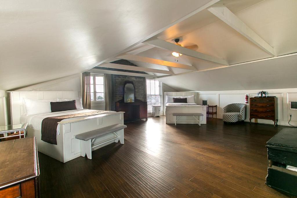Lafitte Hotel & Bar photo 18