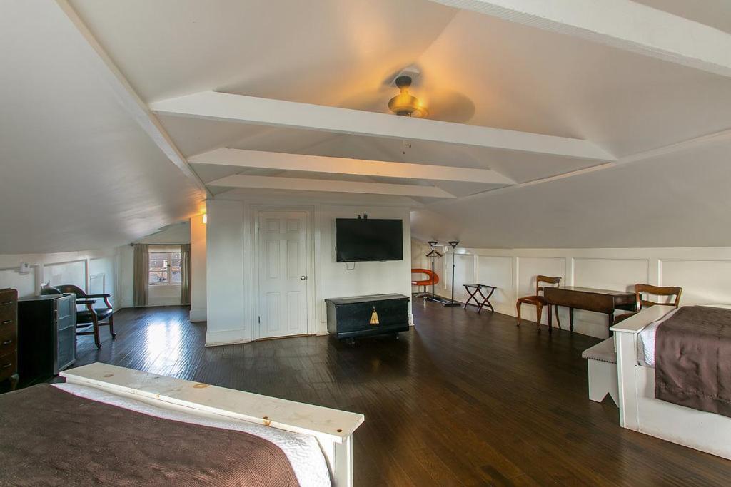 Lafitte Hotel & Bar photo 28