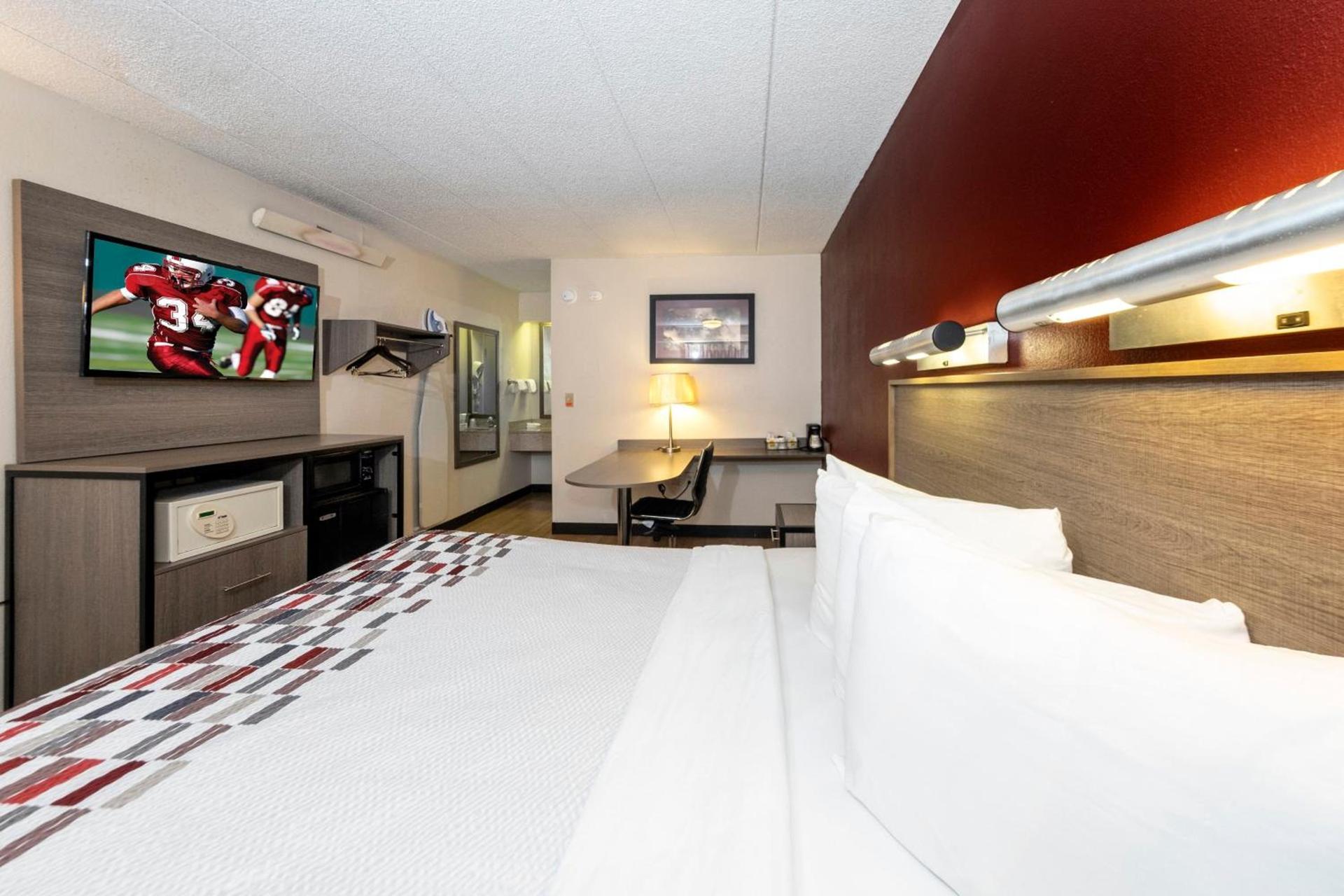 Red Roof Inn Edison photo 13
