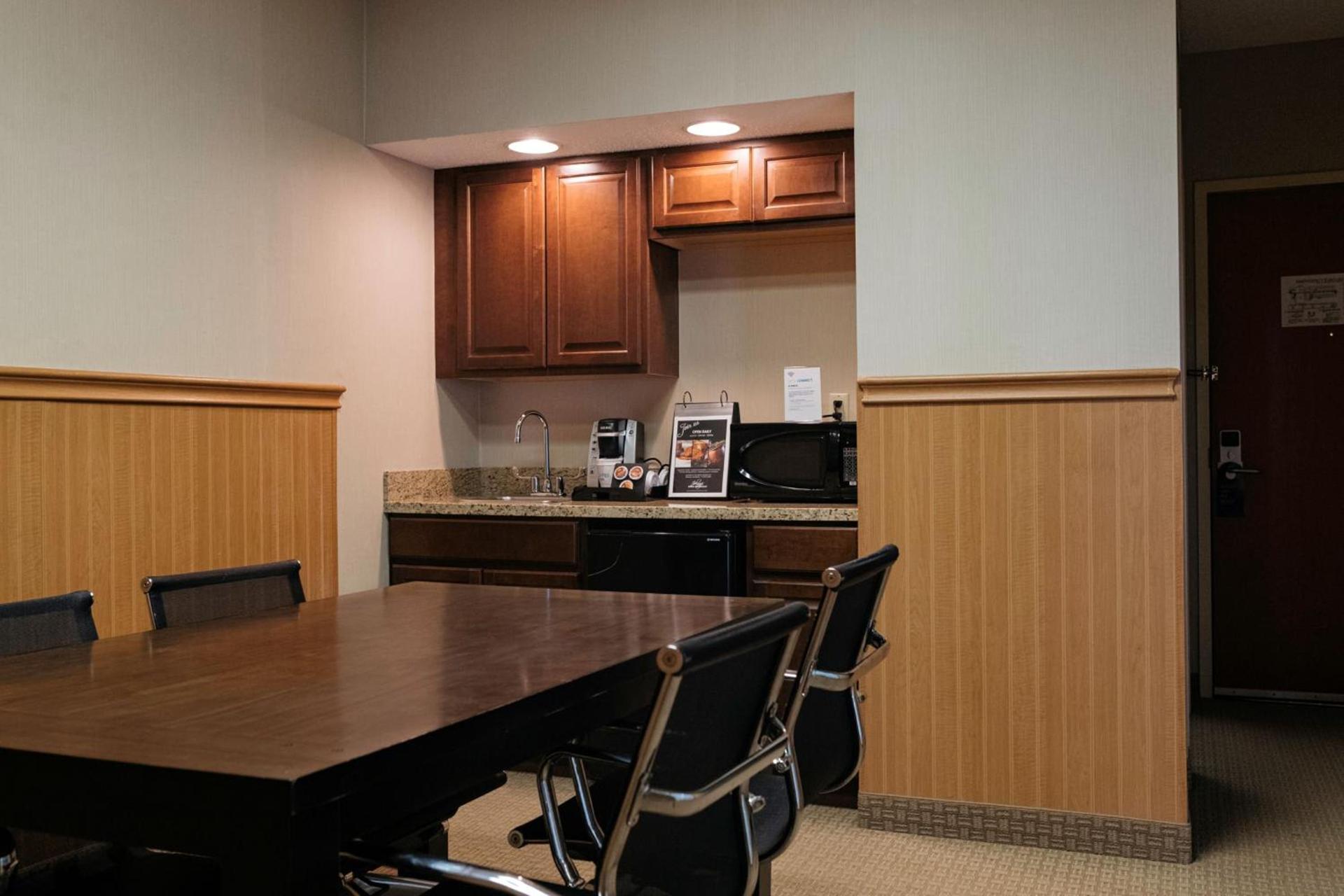 Holiday Inn Express & Suites - Olathe North by IHG photo 48