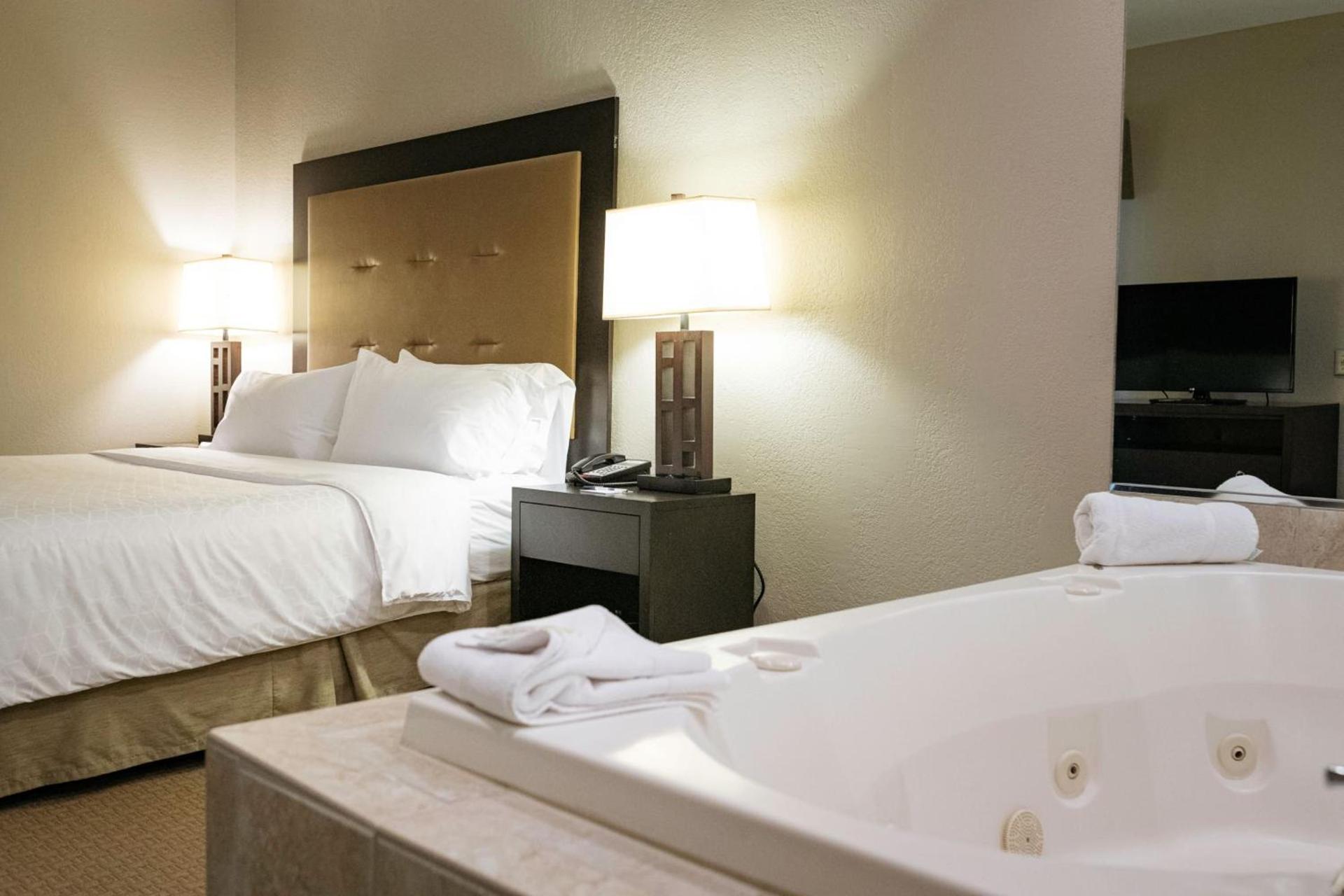 Holiday Inn Express & Suites - Olathe North by IHG photo 31