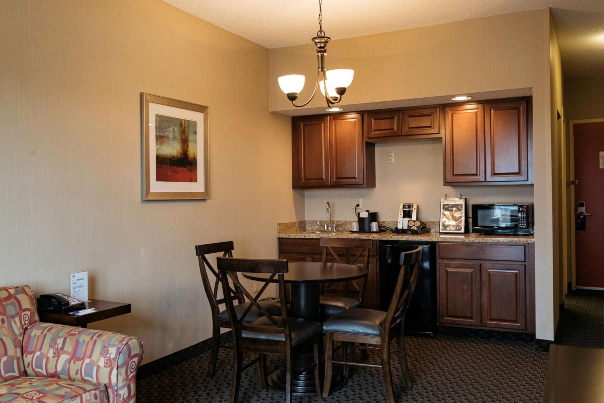 Holiday Inn Express & Suites - Olathe North by IHG photo 41