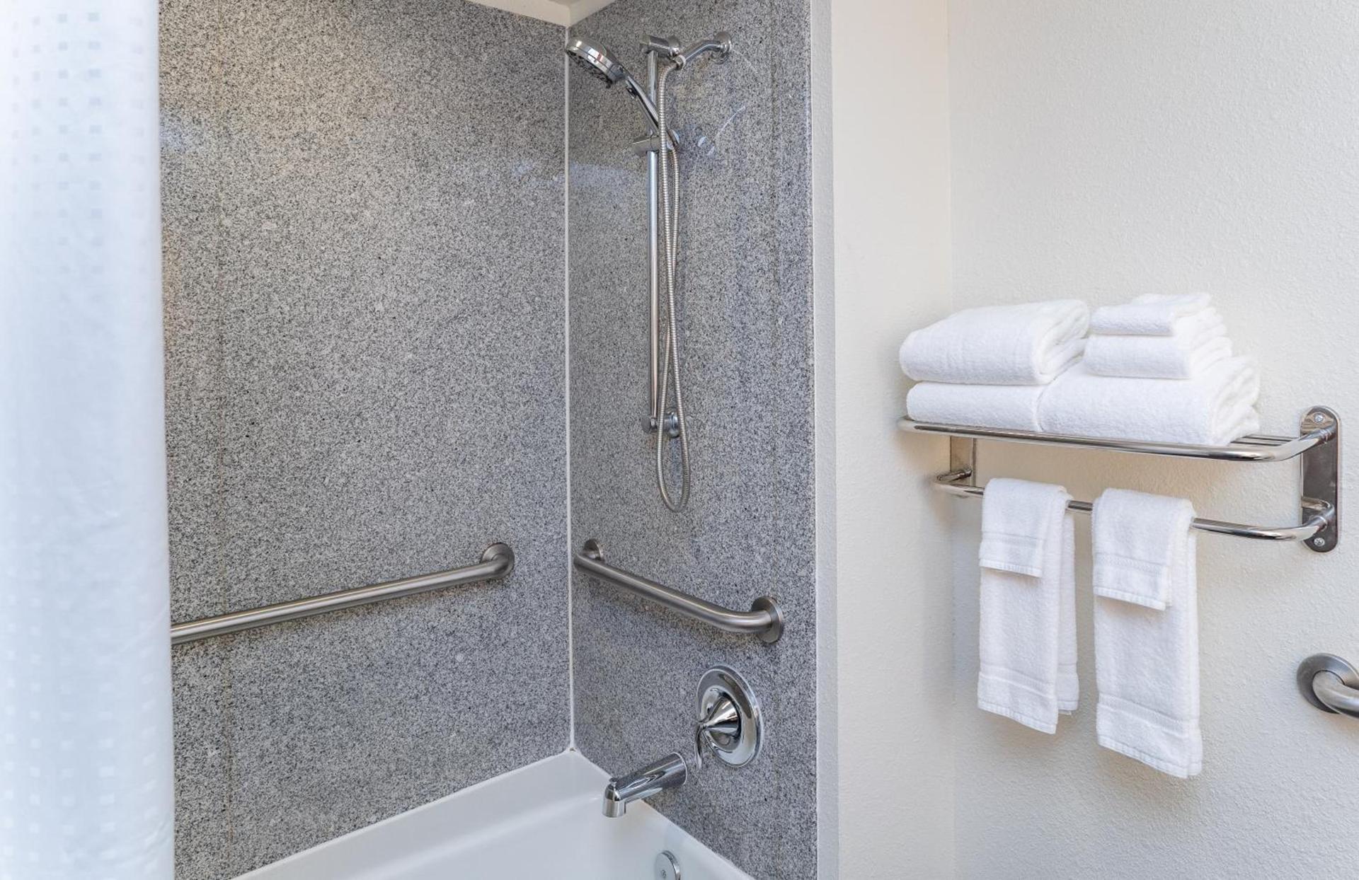 Holiday Inn Hotel & Suites Beaufort at Highway 21 by IHG photo 21