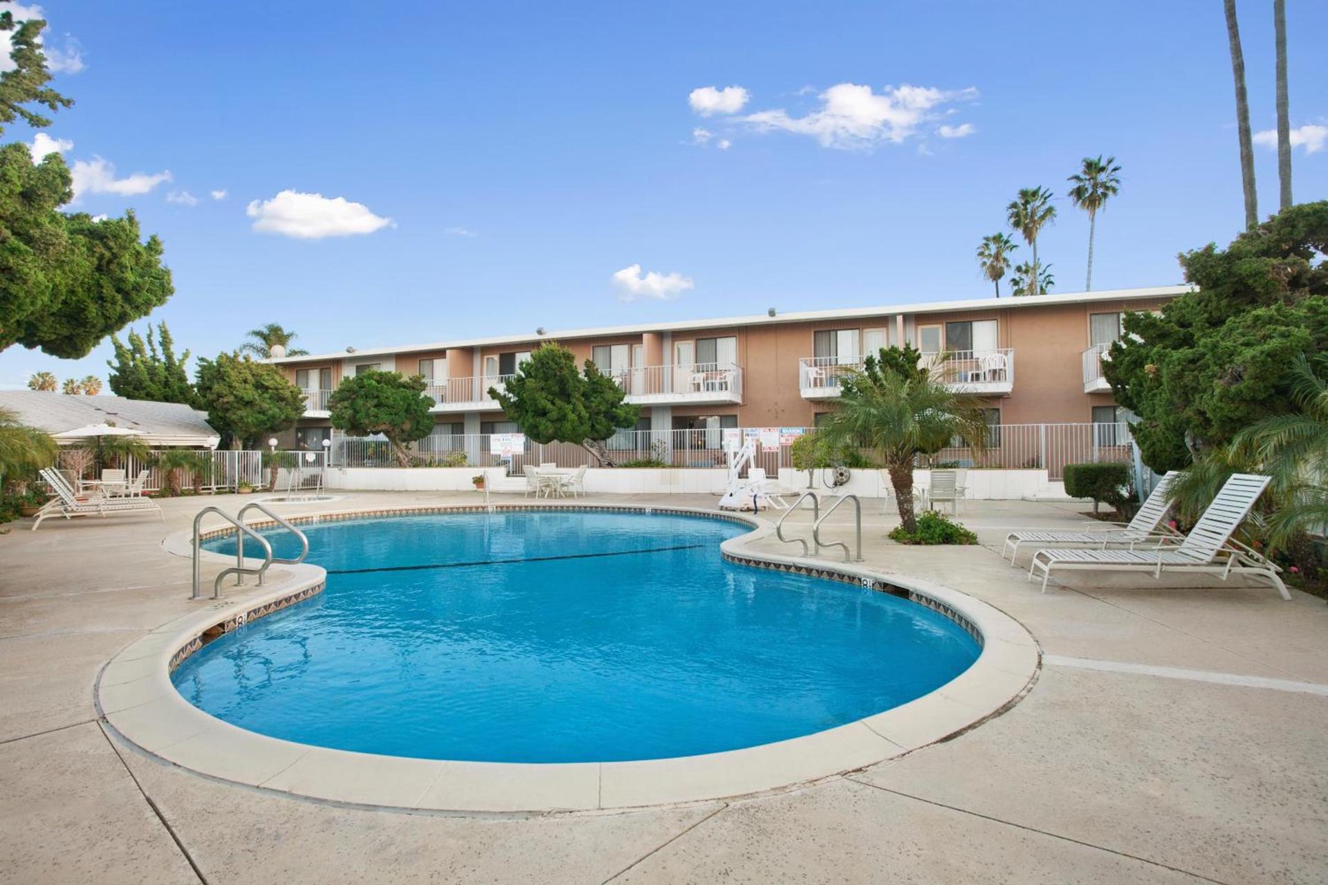 Ramada by Wyndham Torrance photo 8