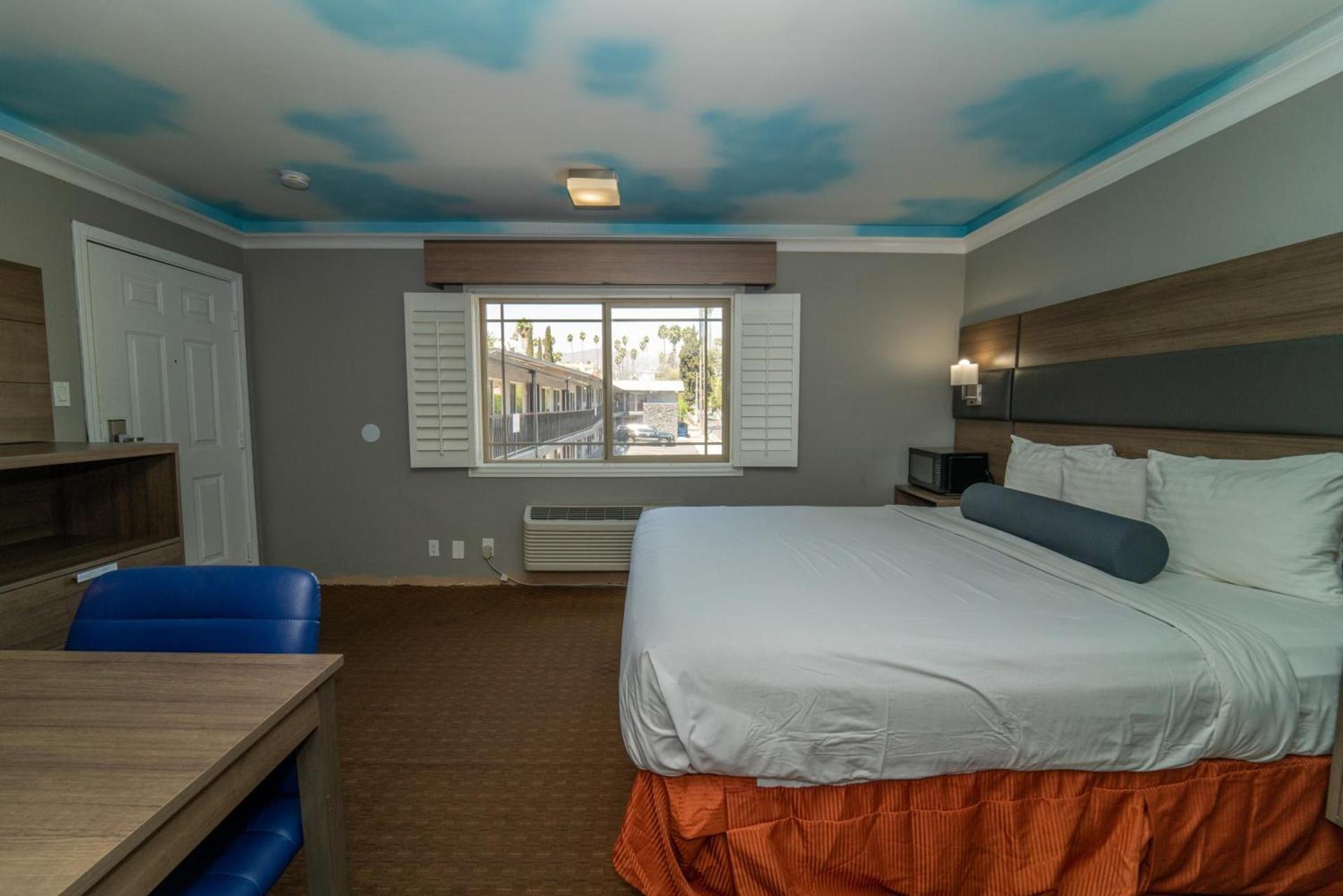 Hollywood Palms Inns & Suites photo 17