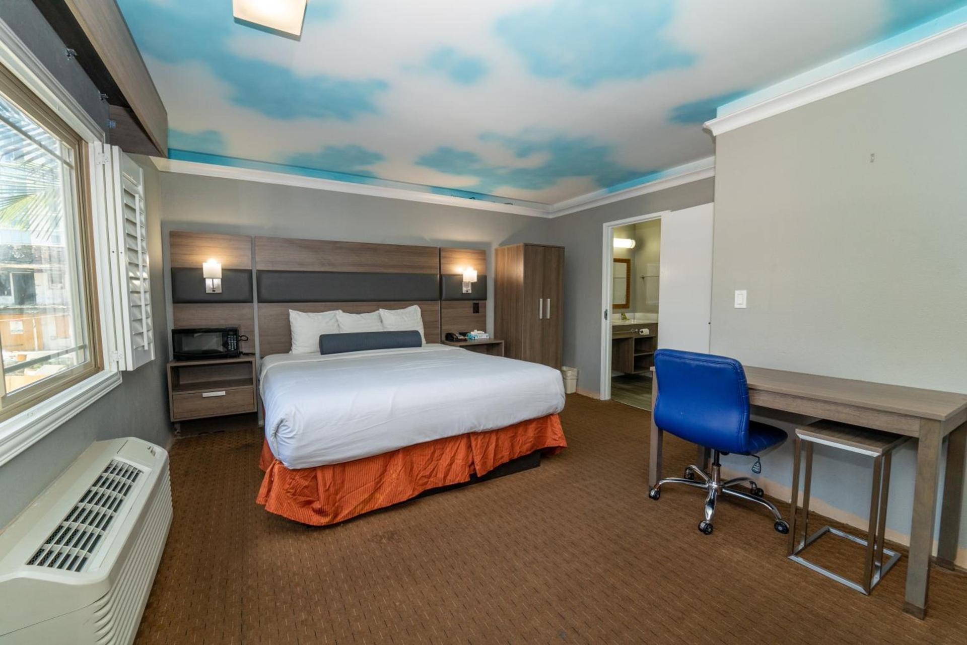 Hollywood Palms Inns & Suites photo 6