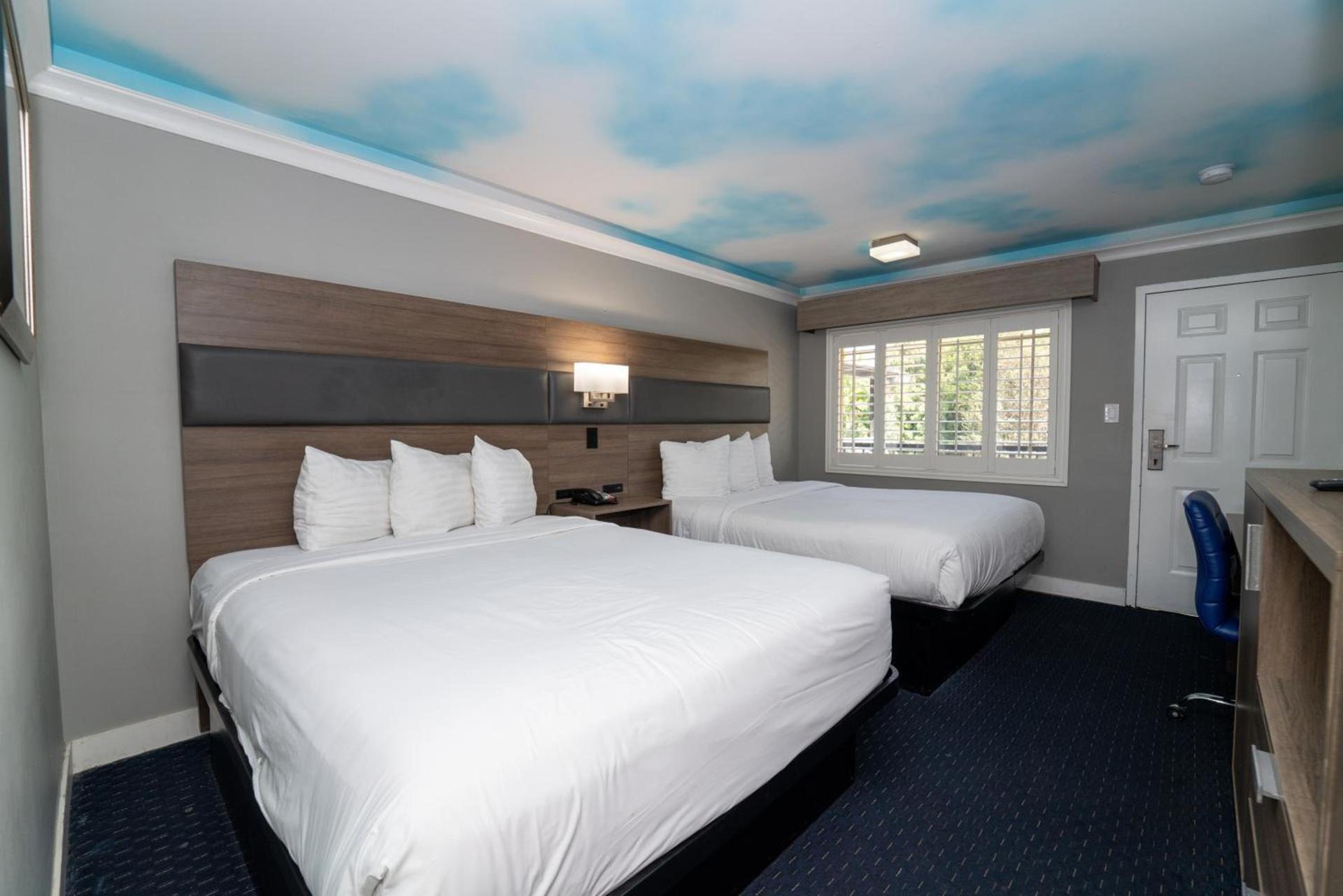 Hollywood Palms Inns & Suites photo 9