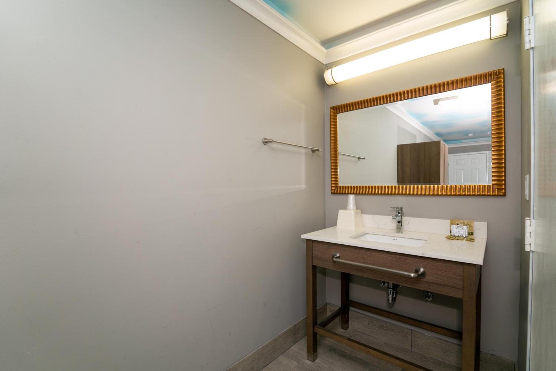 Hollywood Palms Inns & Suites photo 7