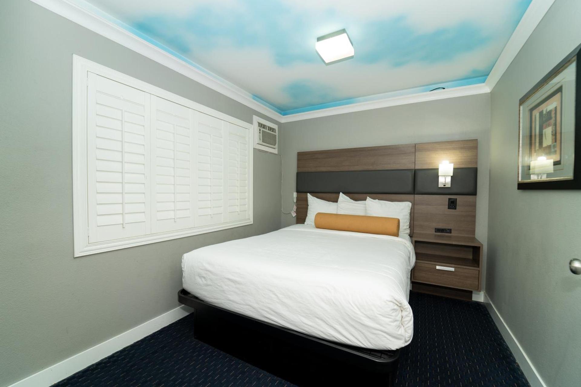 Hollywood Palms Inns & Suites photo 12