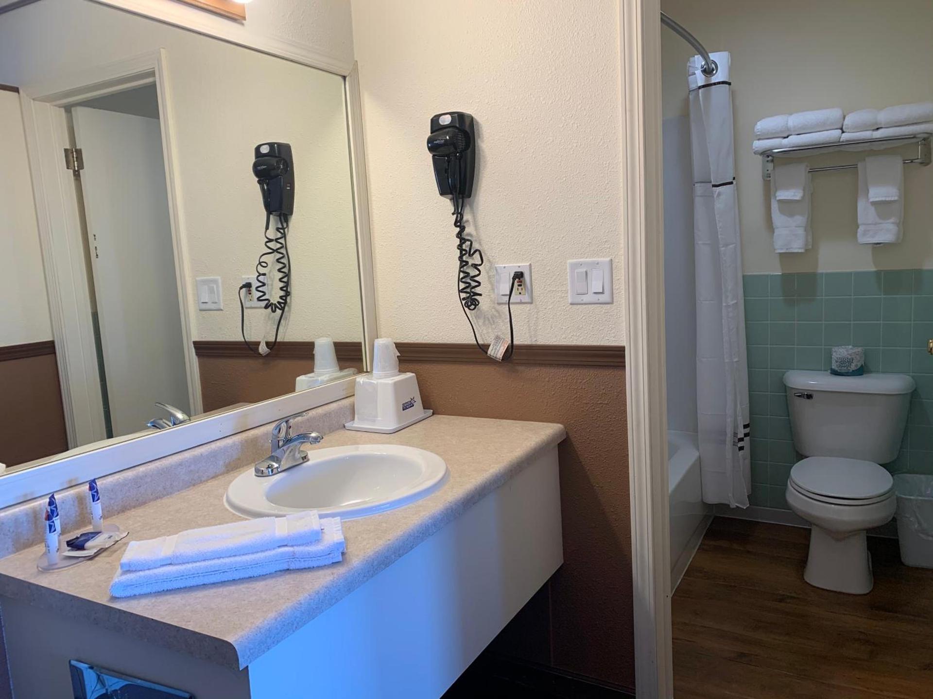 Americas Best Value Inn Wall photo 80