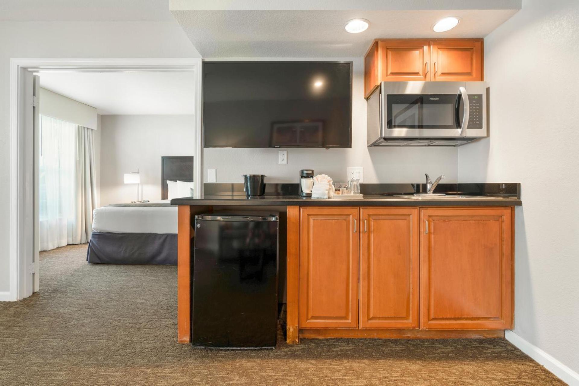 Chase Suites Brea-Fullerton - North Orange County photo 15