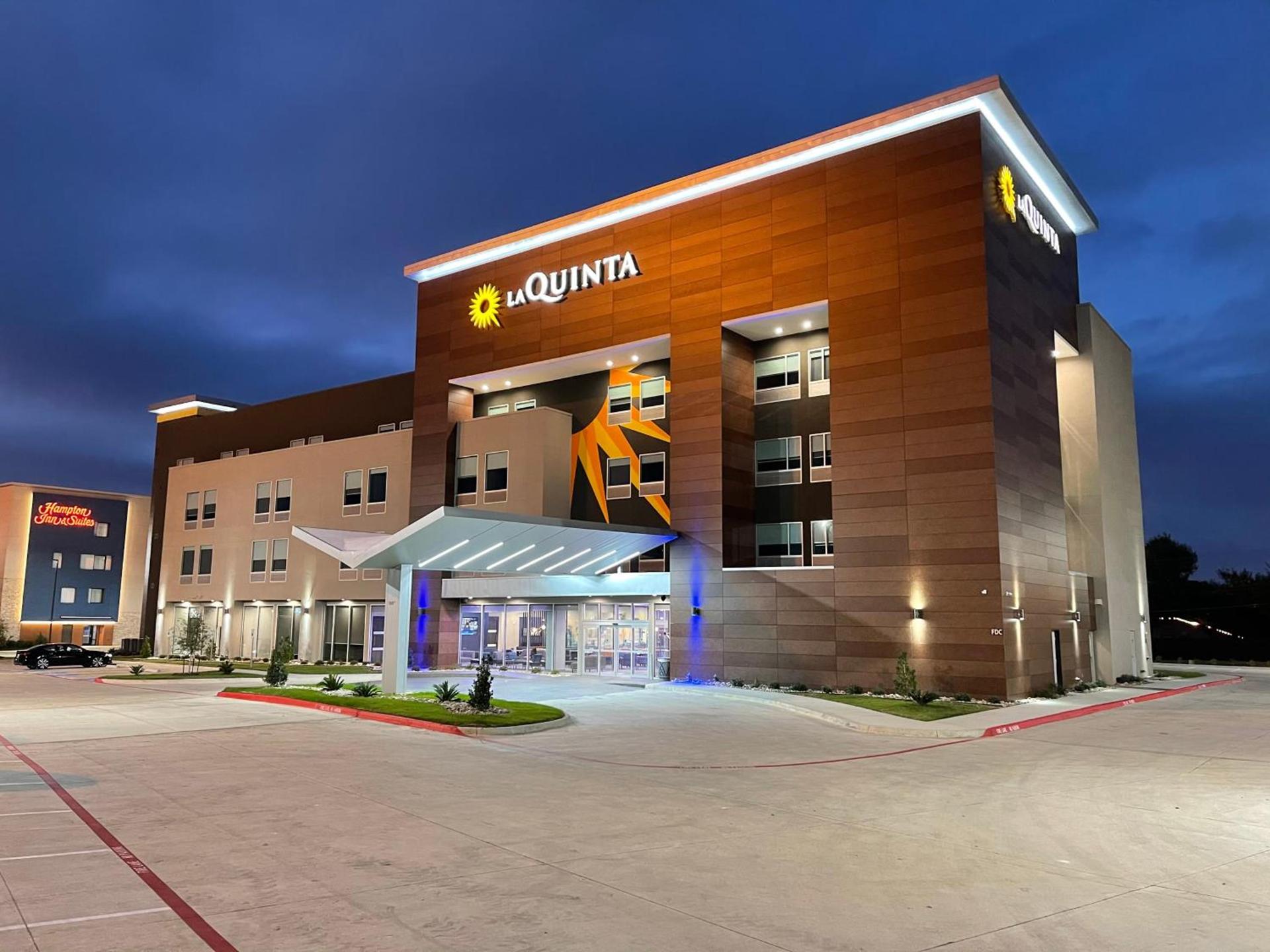 La Quinta Inn & Suites by Wyndham Dallas/Fairpark photo 1