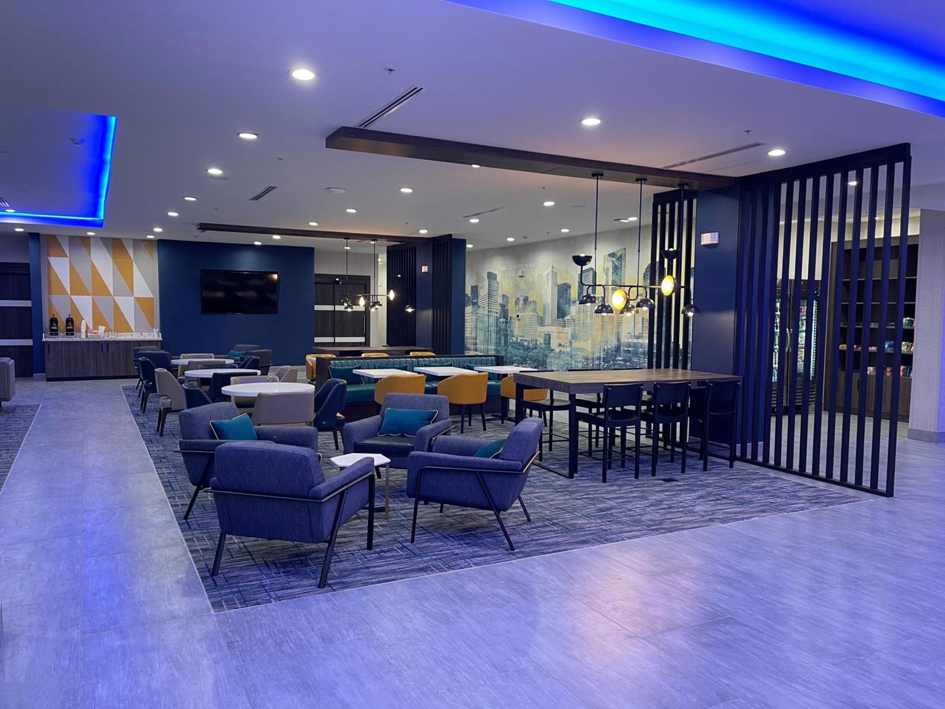La Quinta Inn & Suites by Wyndham Dallas/Fairpark photo 65