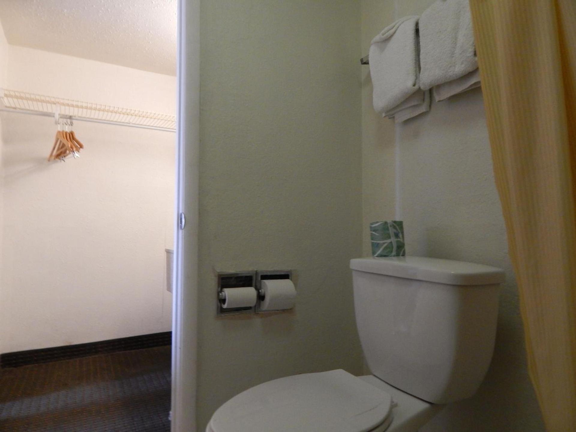 Knights Inn - Plant City photo 13