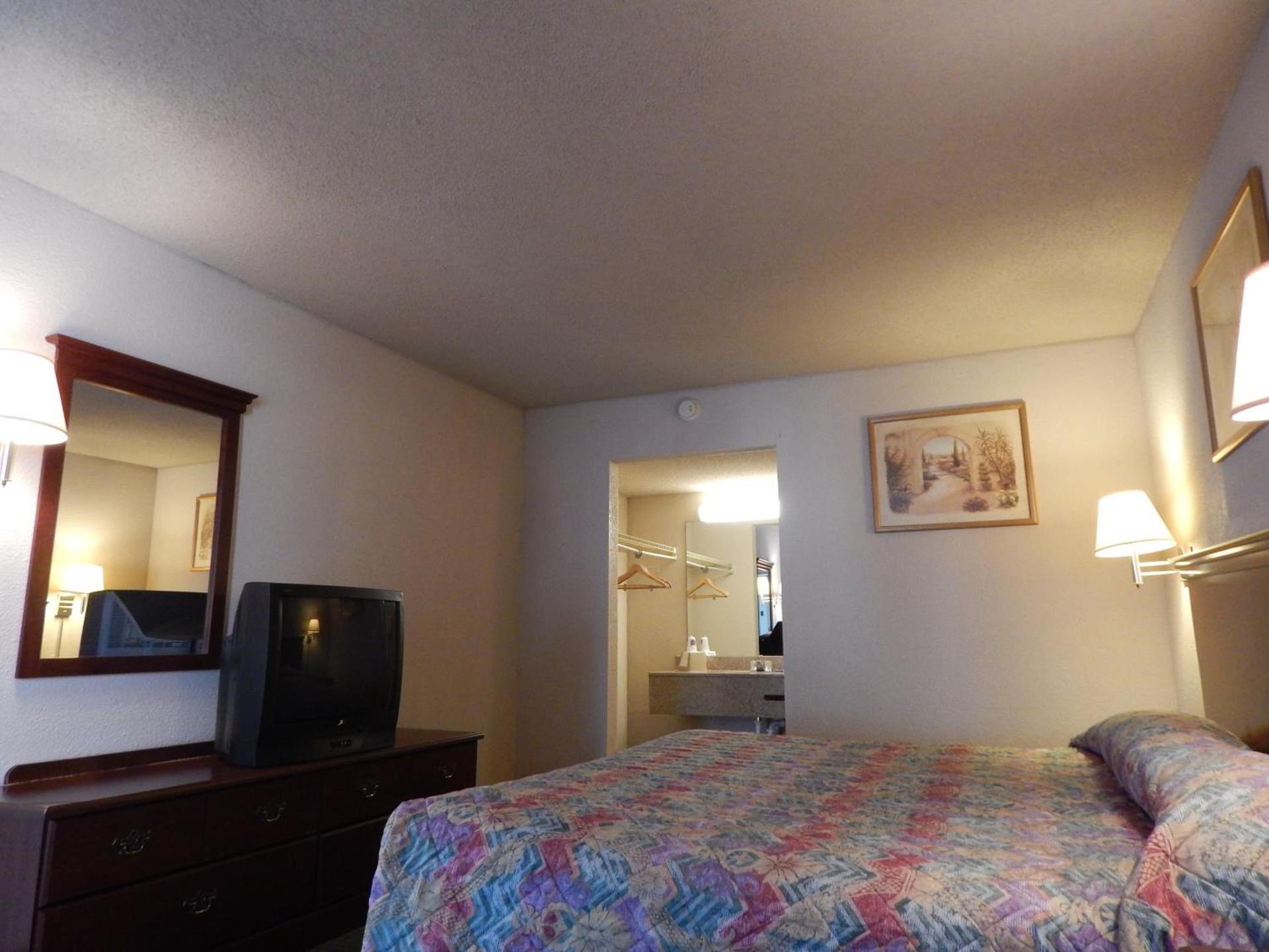Knights Inn - Plant City photo 16