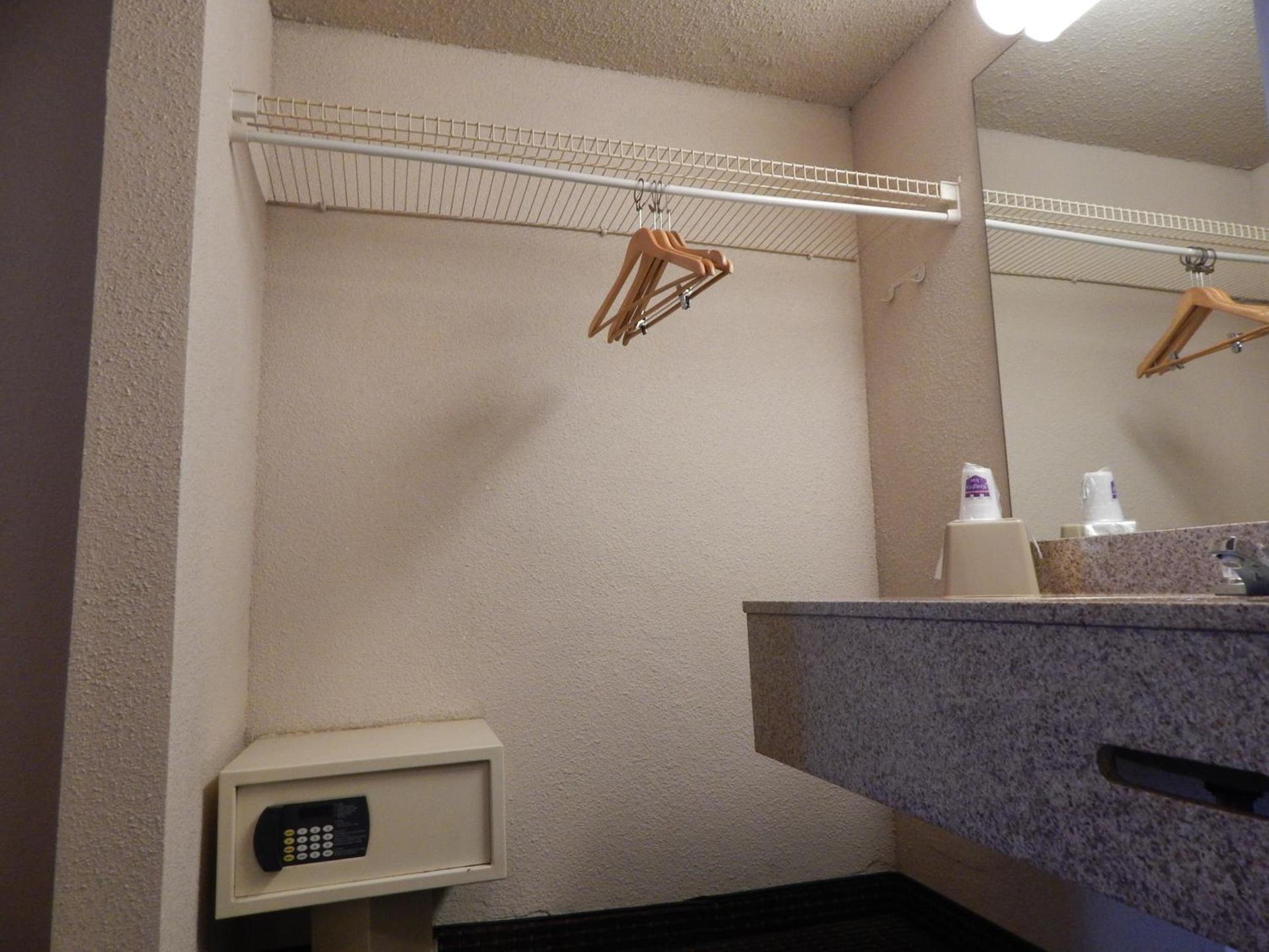 Knights Inn - Plant City photo 21