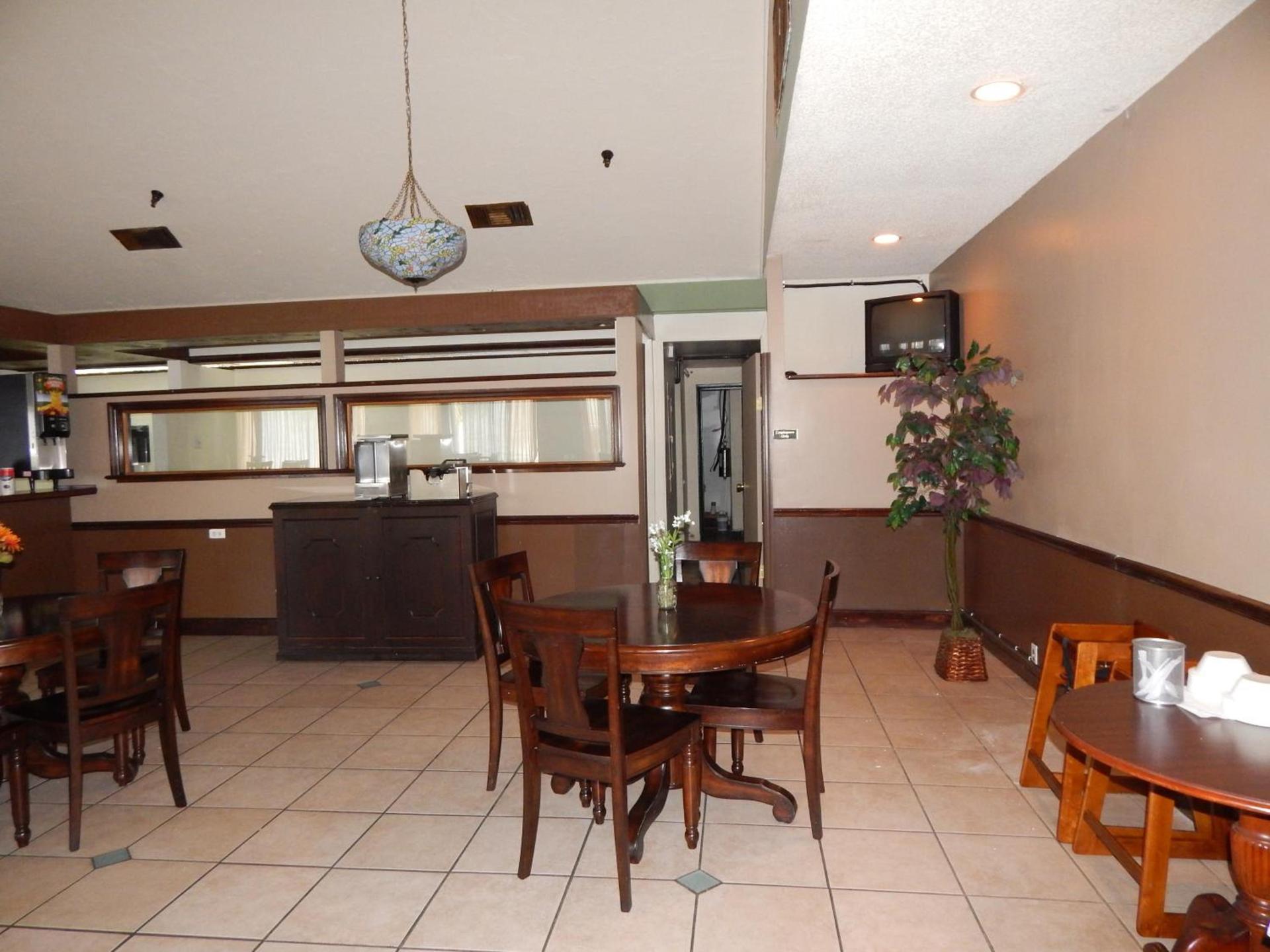 Knights Inn - Plant City photo 23