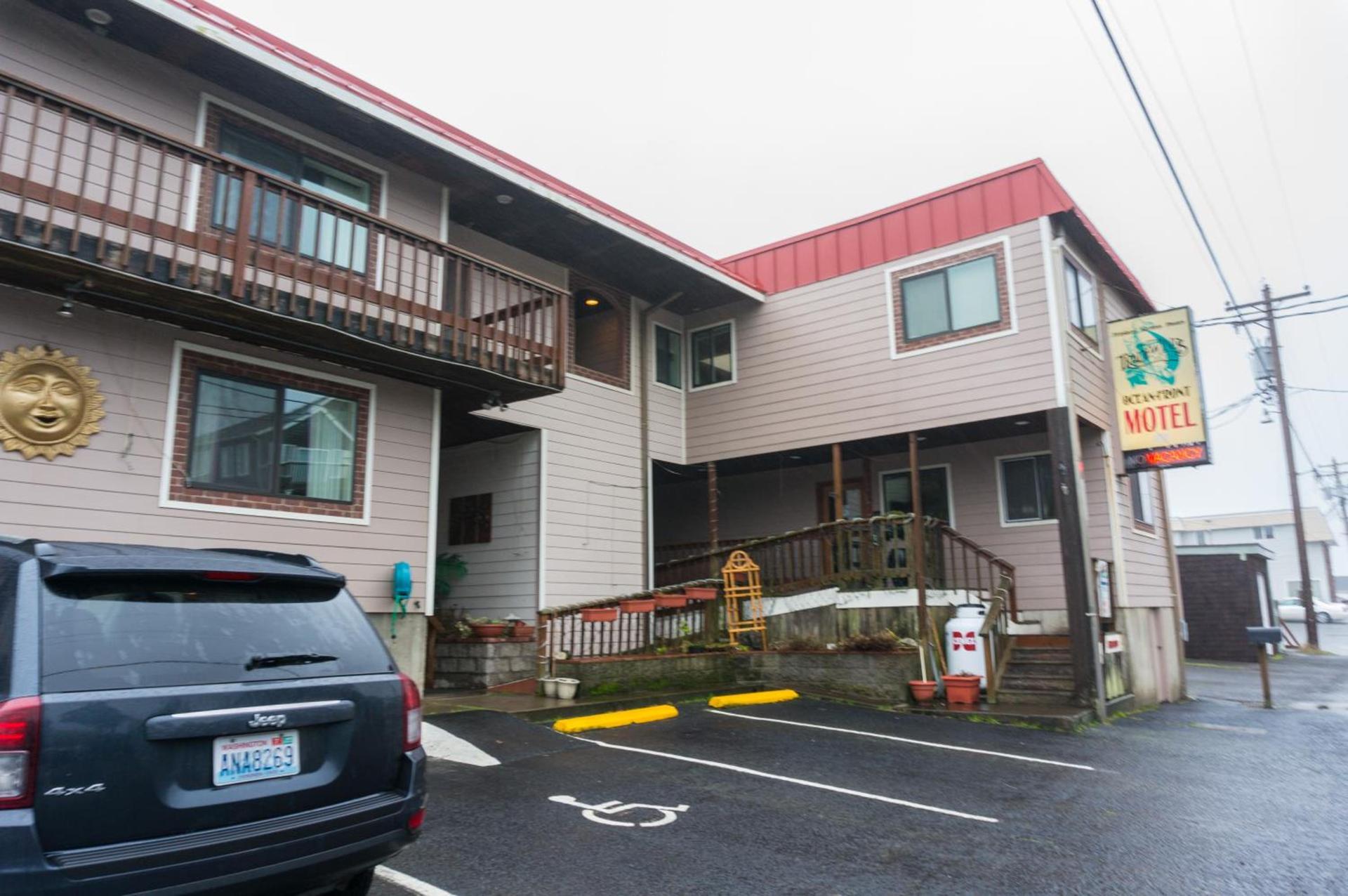 Tradewinds Motel photo 32