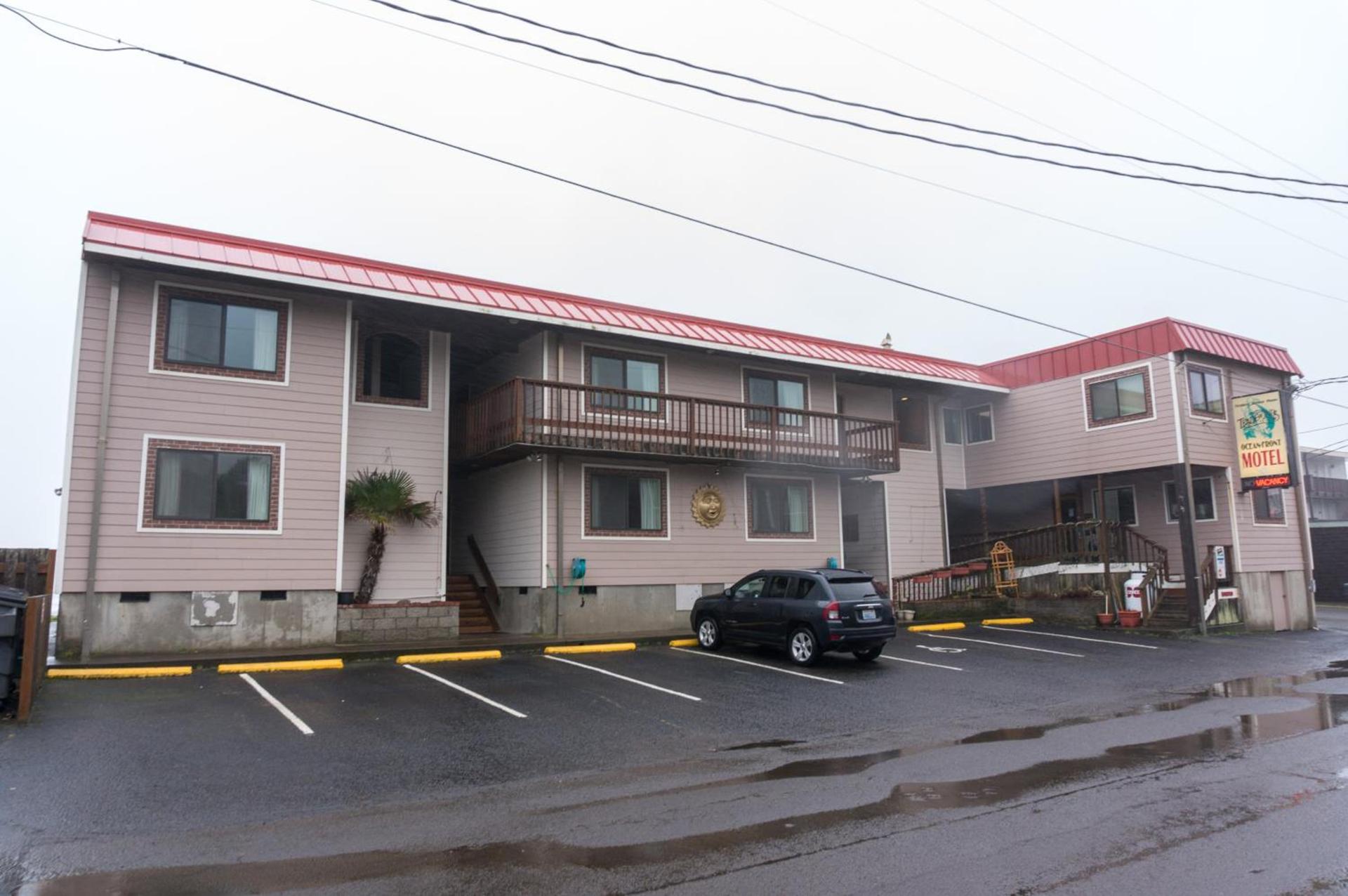 Tradewinds Motel photo 25
