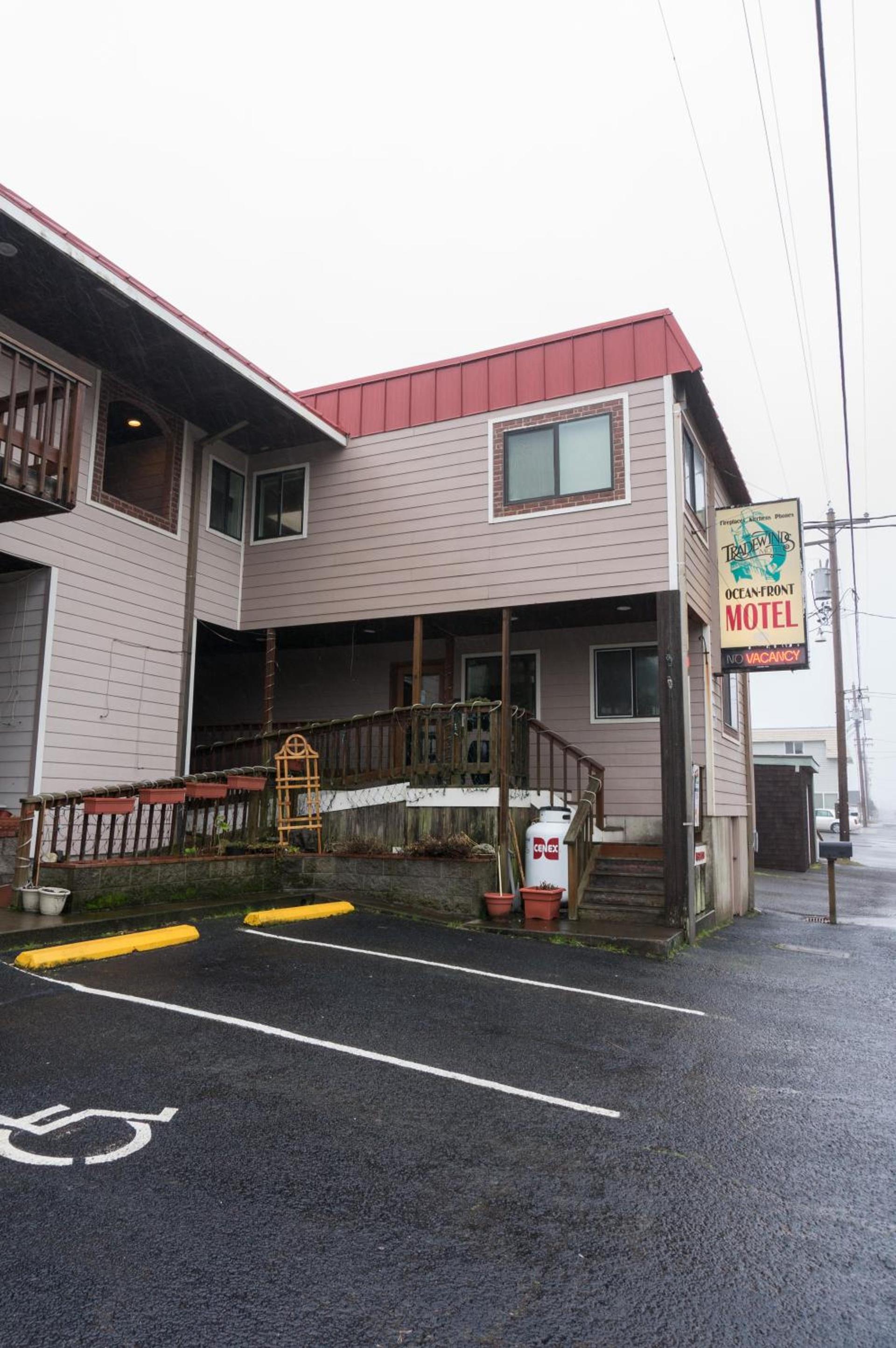 Tradewinds Motel photo 34