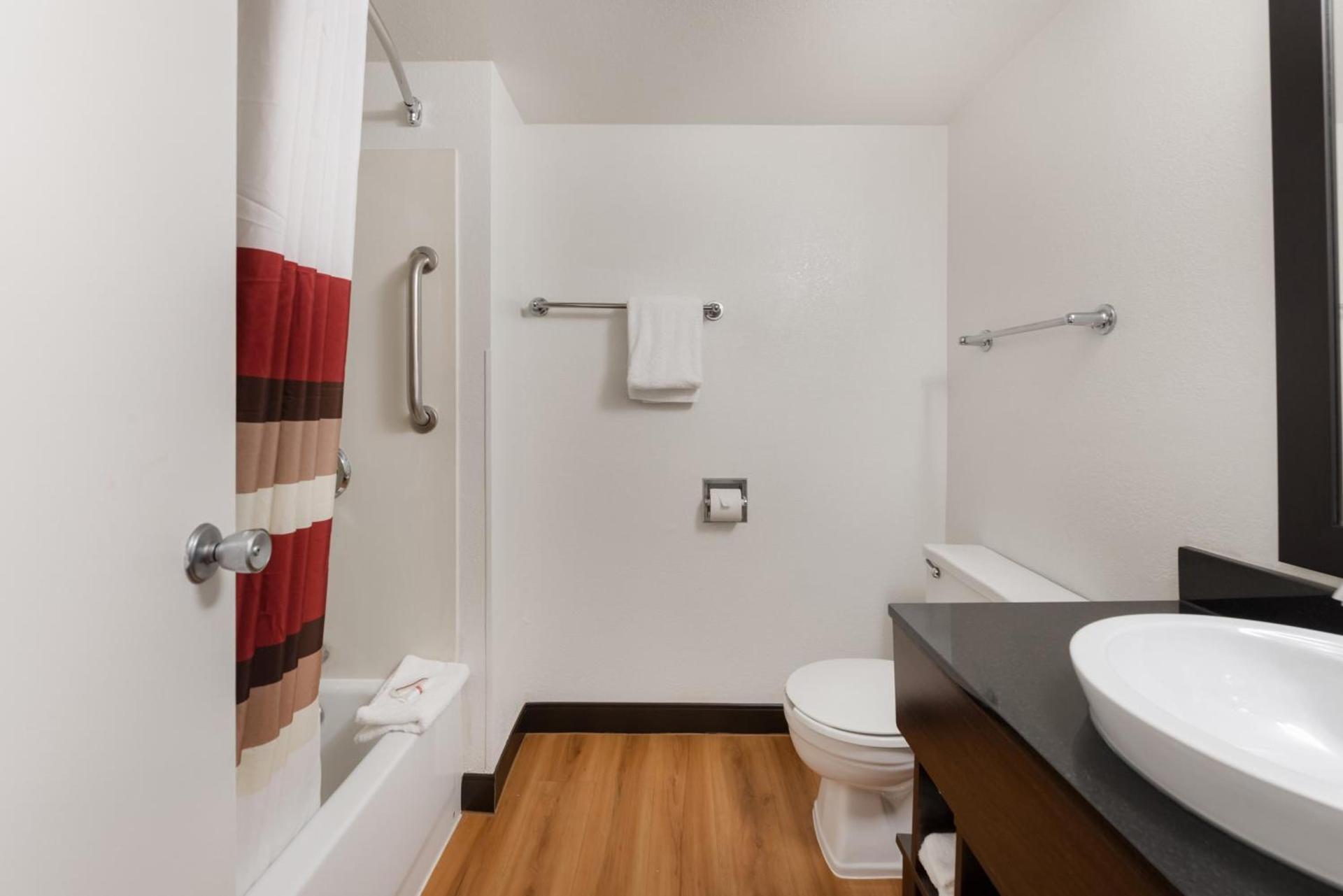 Red Roof Inn PLUS+ Columbus - Worthington photo 16