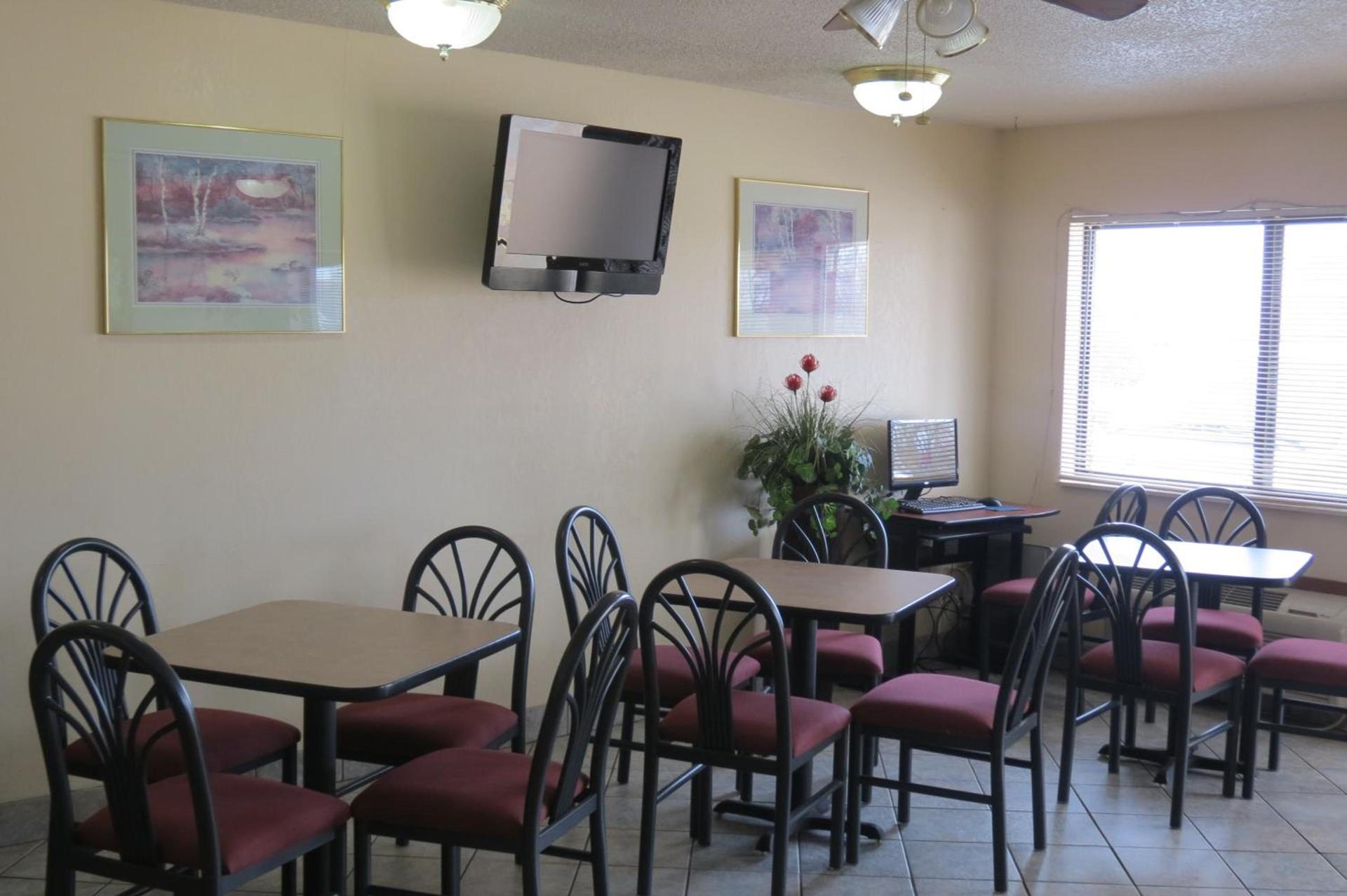 Super 8 by Wyndham Evansville East photo 26