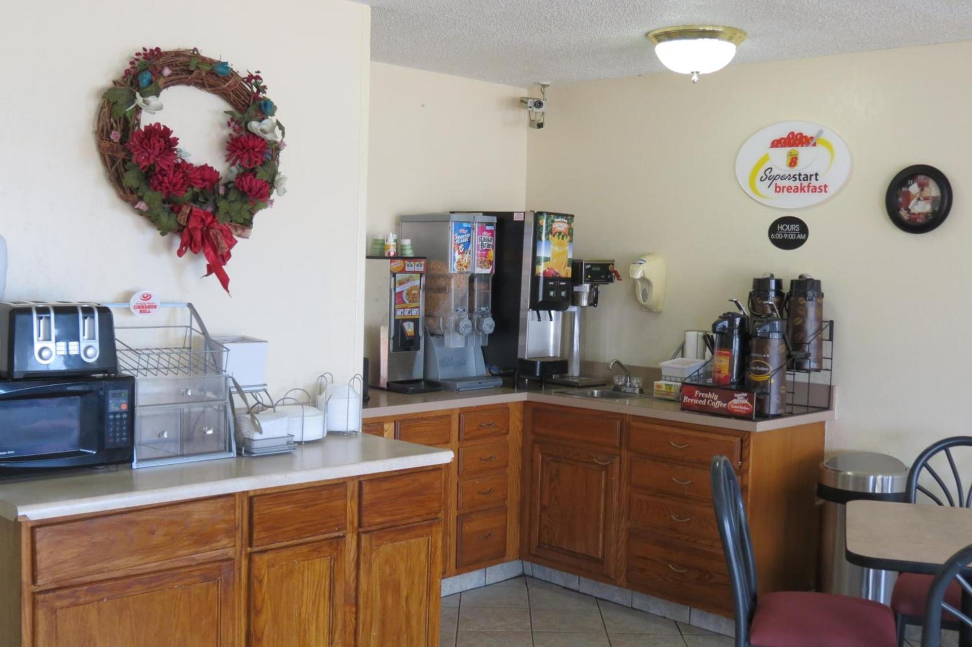 Super 8 by Wyndham Evansville East photo 25
