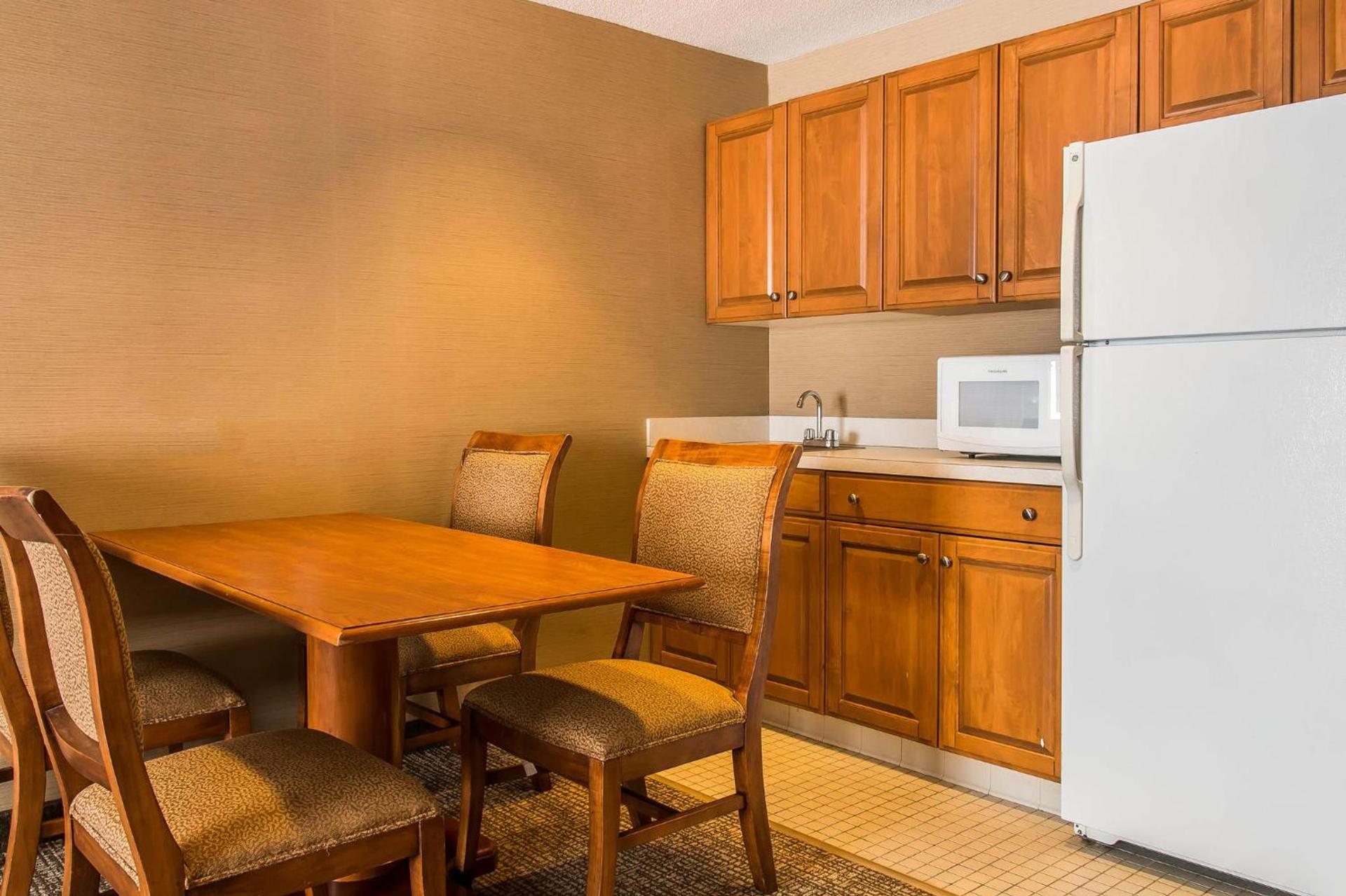 Hampton Inn Chelsea, Mi photo 2