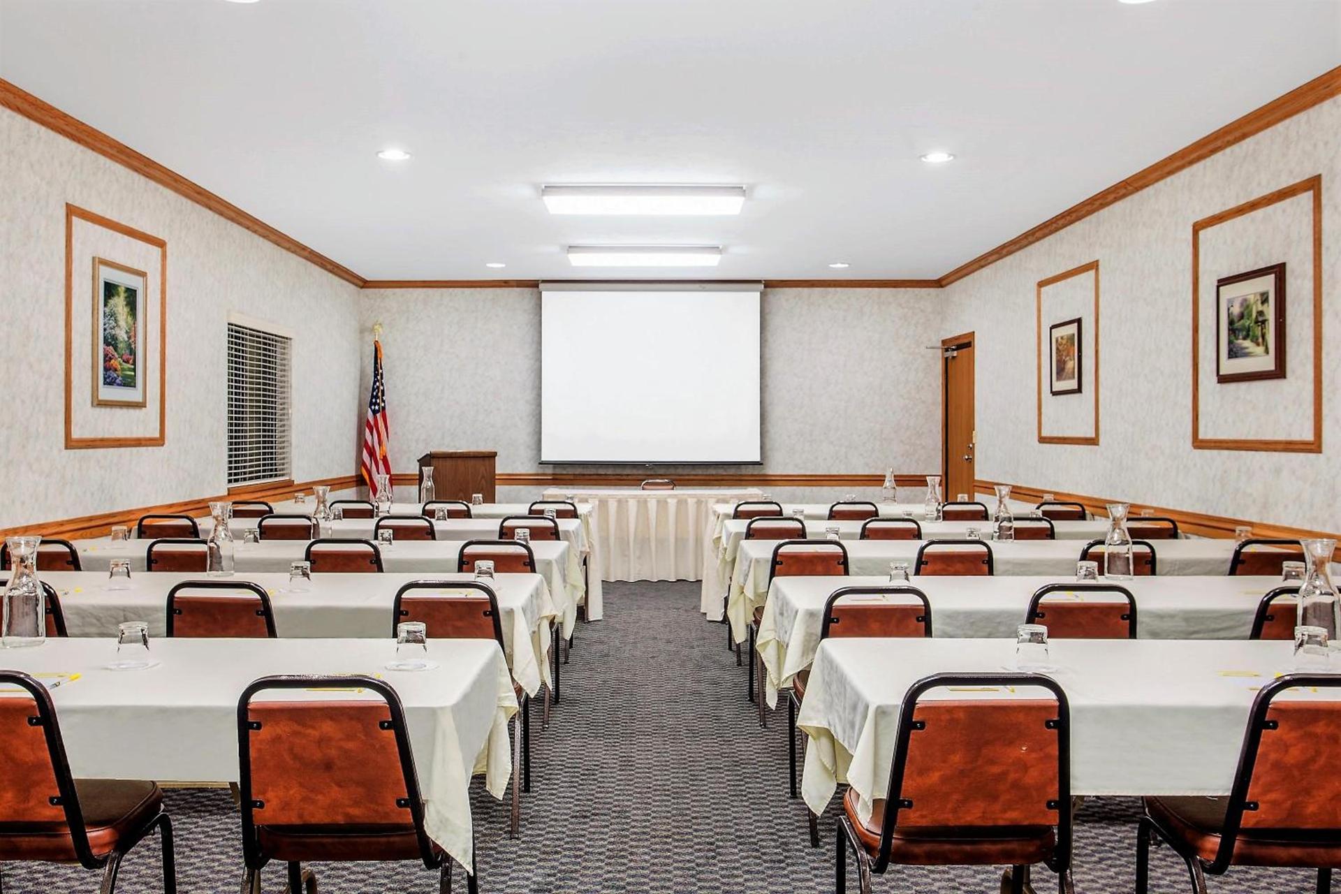 Days Inn by Wyndham Marquette photo 45