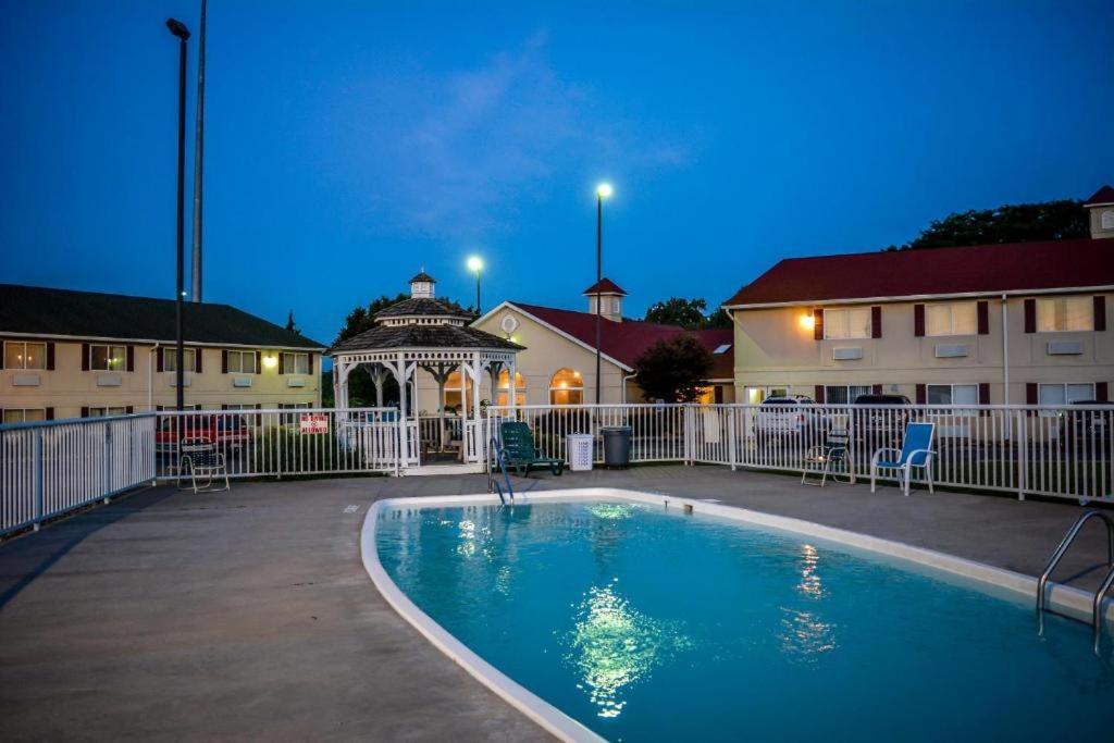 Days Inn by Wyndham Osage Beach Lake of the Ozarks photo 16
