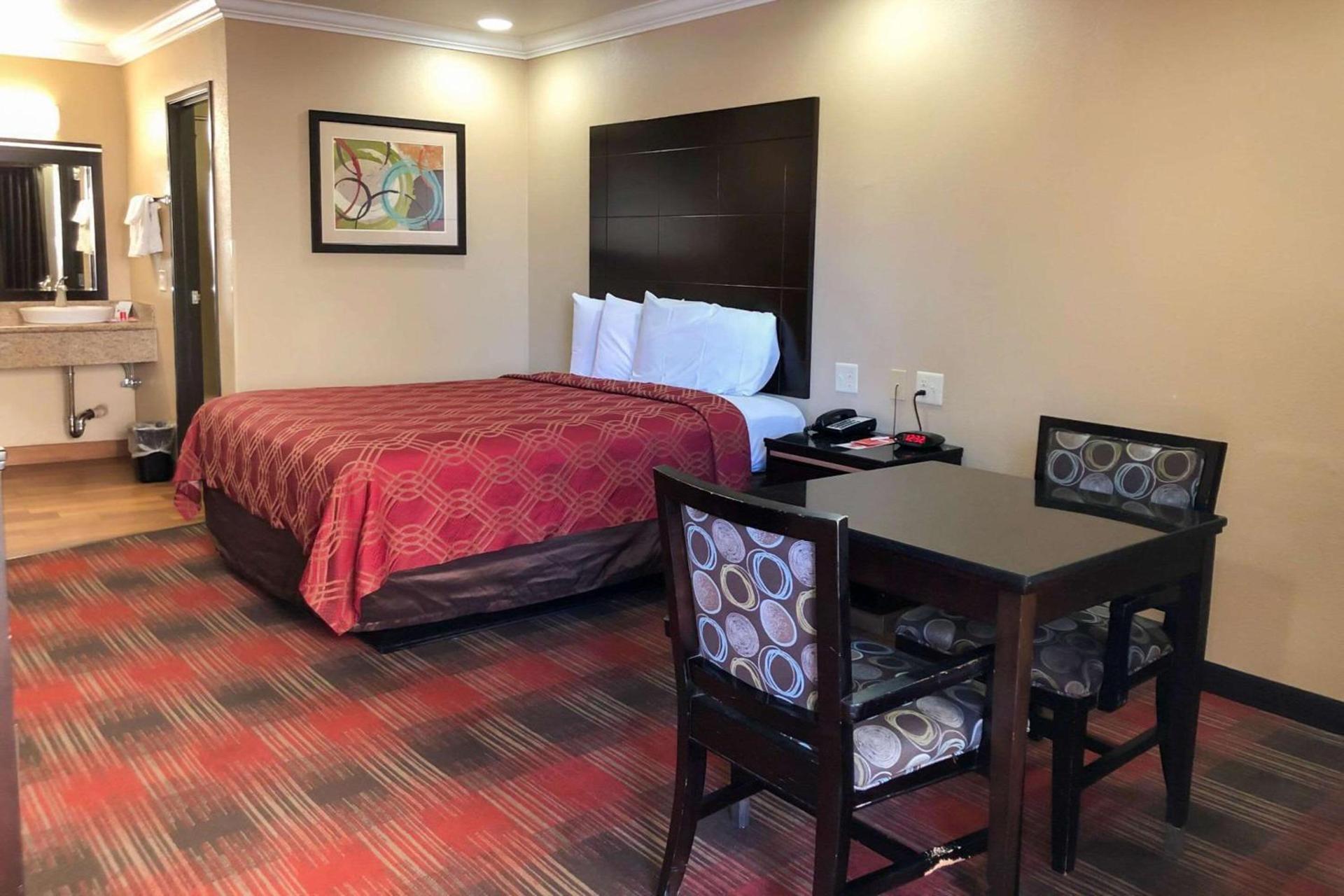 Econo Lodge Inn & Suites Escondido Downtown photo 7