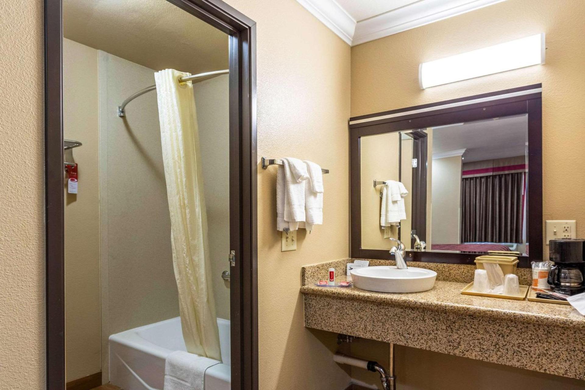 Econo Lodge Inn & Suites Escondido Downtown photo 24