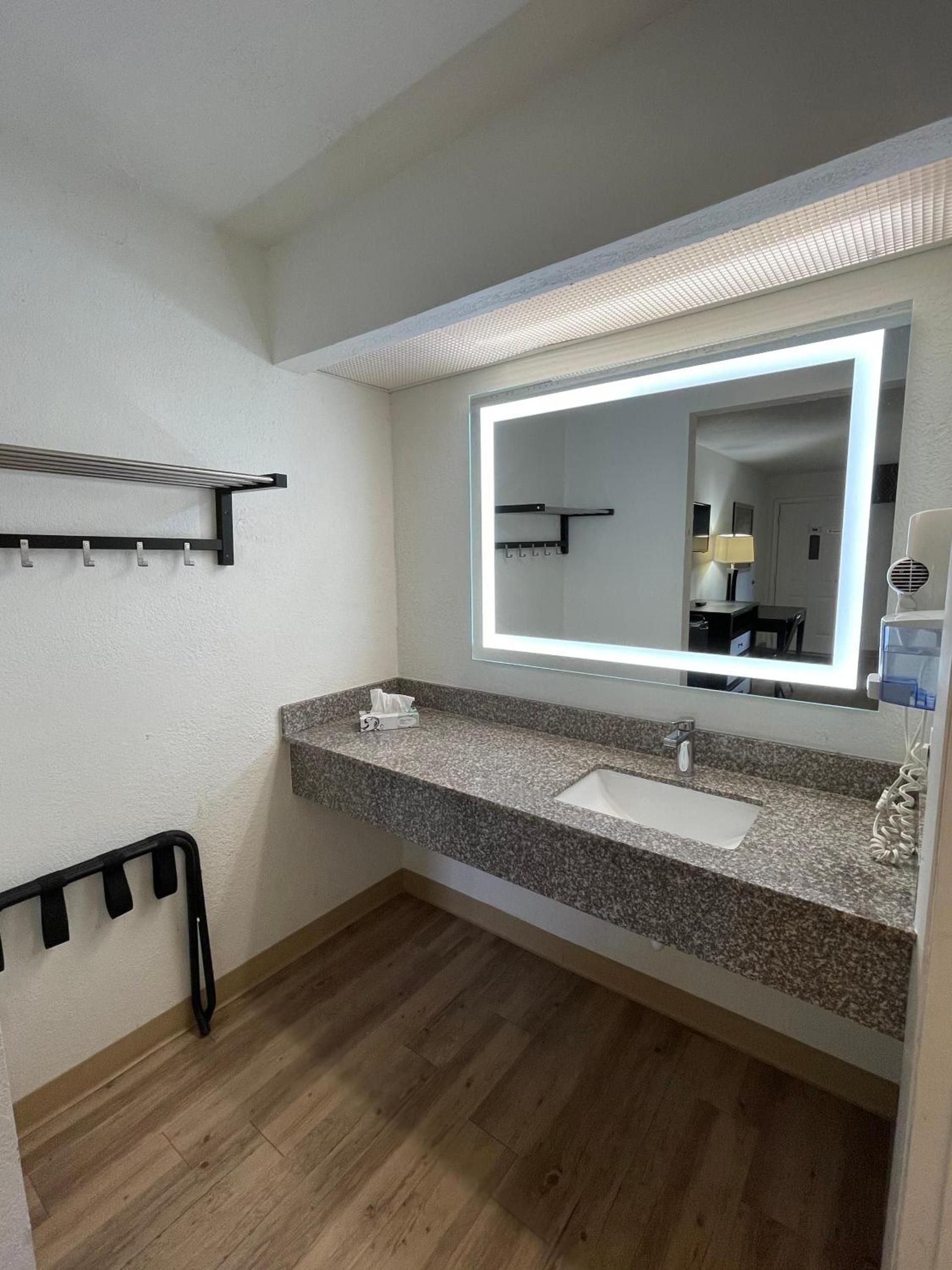 Tricove Inn & Suites photo 15
