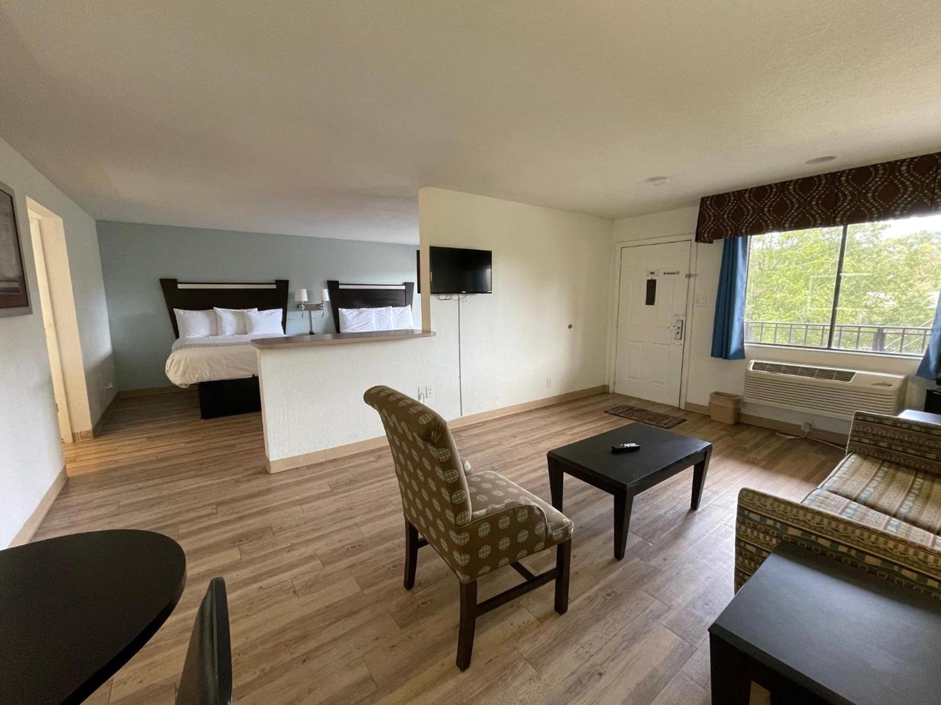 Tricove Inn & Suites photo 10