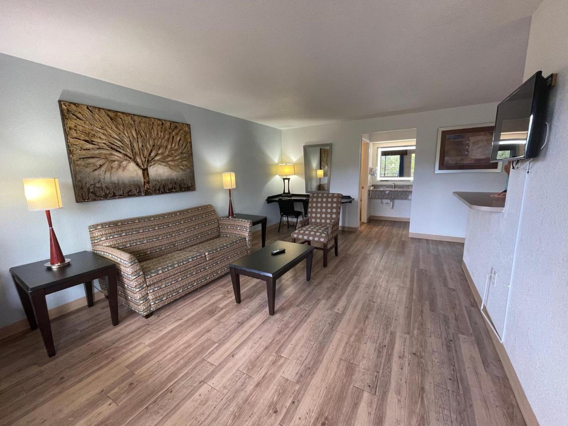 Tricove Inn & Suites photo 17