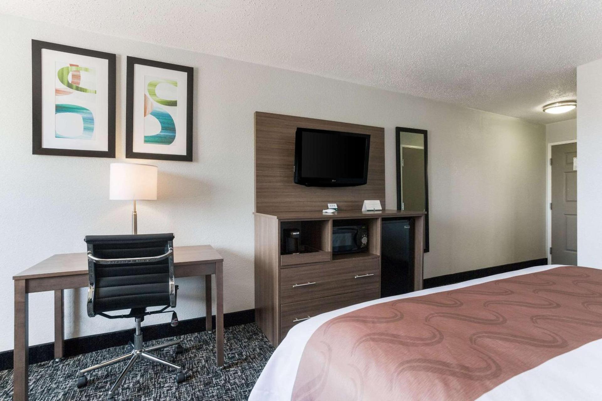 Quality Inn & Suites Ferdinand photo 11