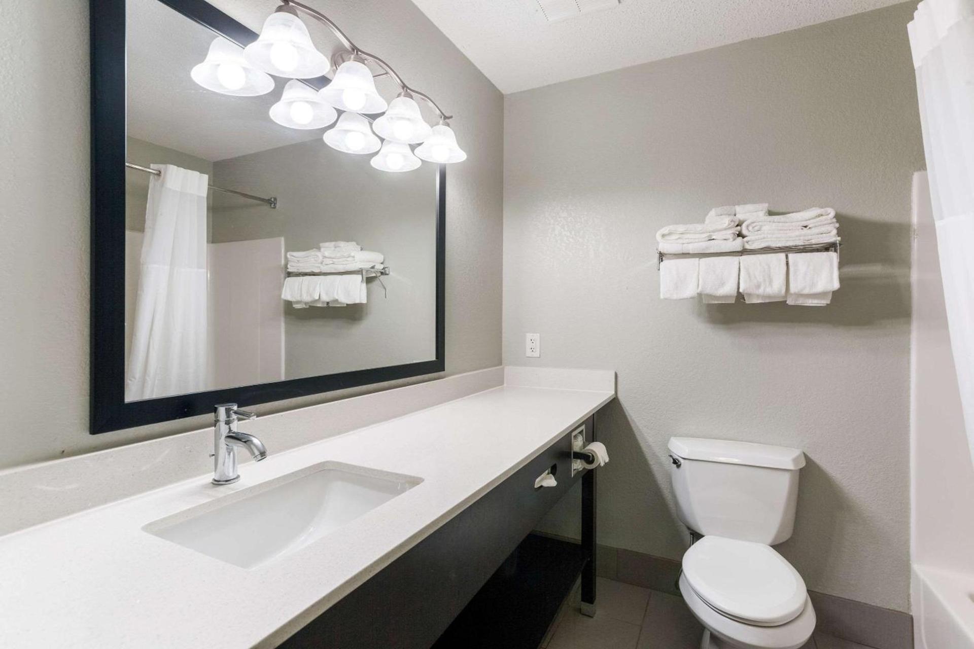 Quality Inn & Suites Ferdinand photo 17