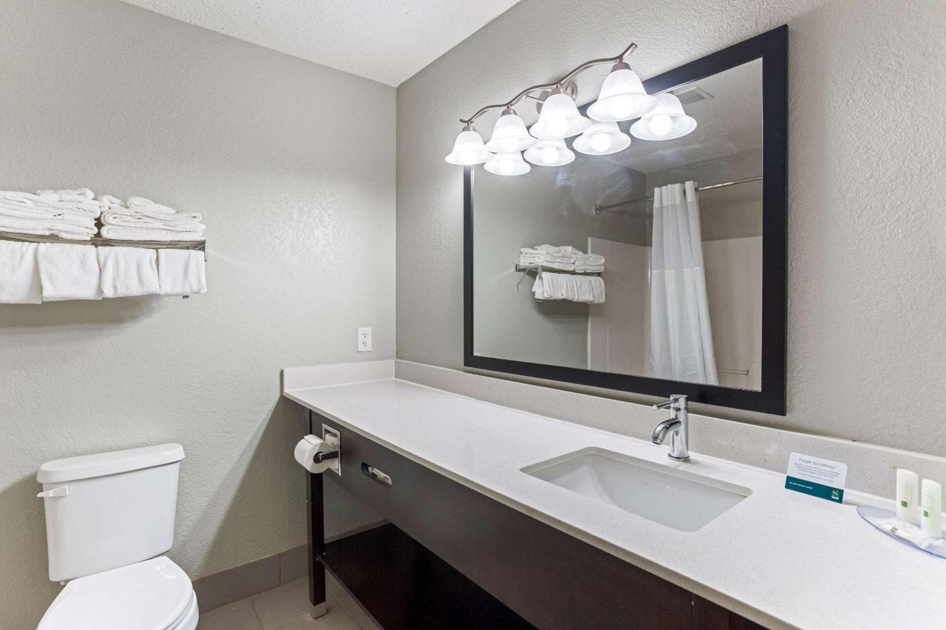 Quality Inn & Suites Ferdinand photo 24